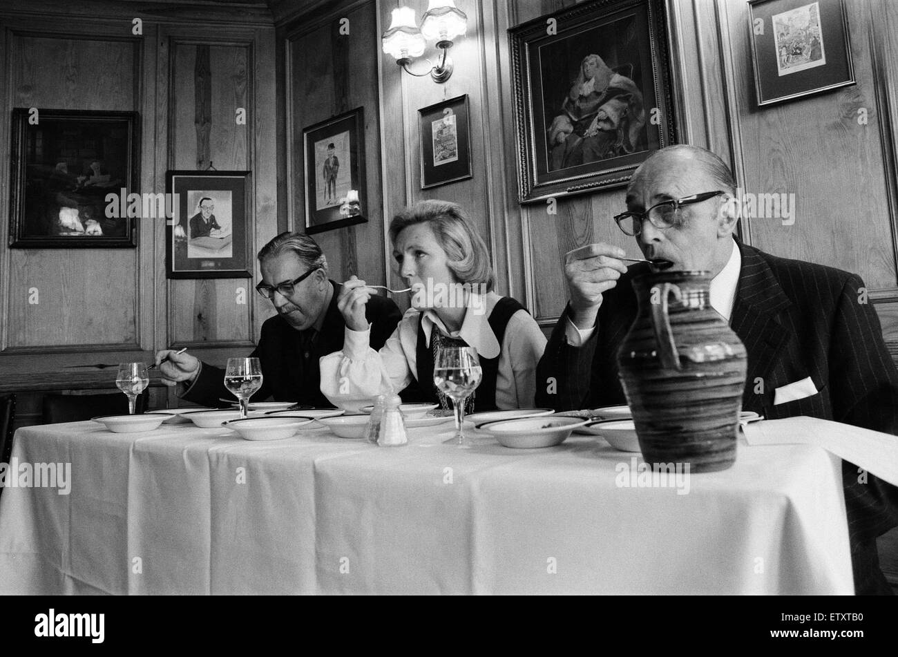 Len Moss (Meat Traders), Mary Berry et le chef d'Escadron W. (Bill) Gosden (R.A.C) test de goût émincer et chips. 18 octobre 1977. Banque D'Images