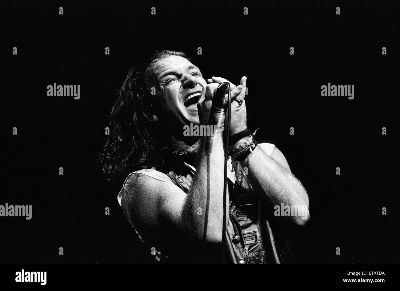Groupe rock U2 sur scène au National Exhibition Centre à Birmingham. Bono, le chanteur est sur la photo. 3 août 1987. Banque D'Images