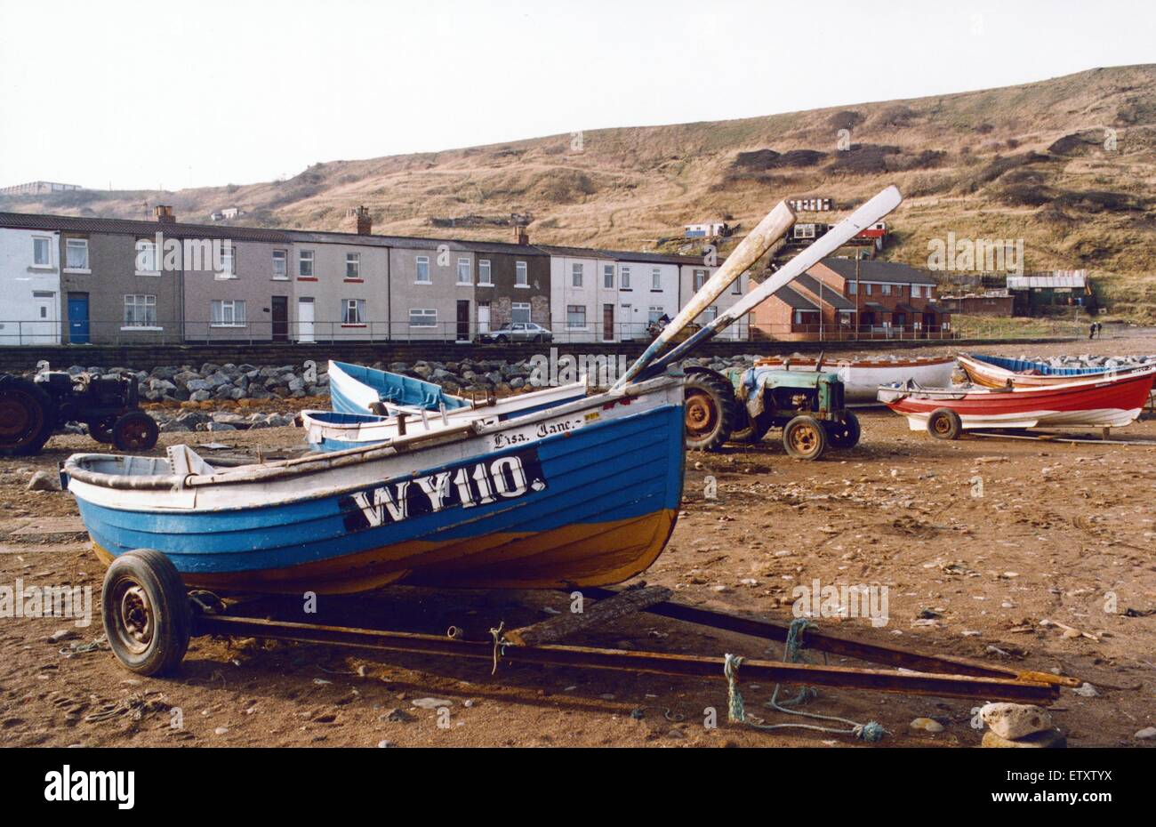 Cobles de pêche sont établis sur la rive de la mer à Skinningrove bateaux où une fois arrivé à faire des affaires avec le village's Iron Works. 6e février 1992. Banque D'Images