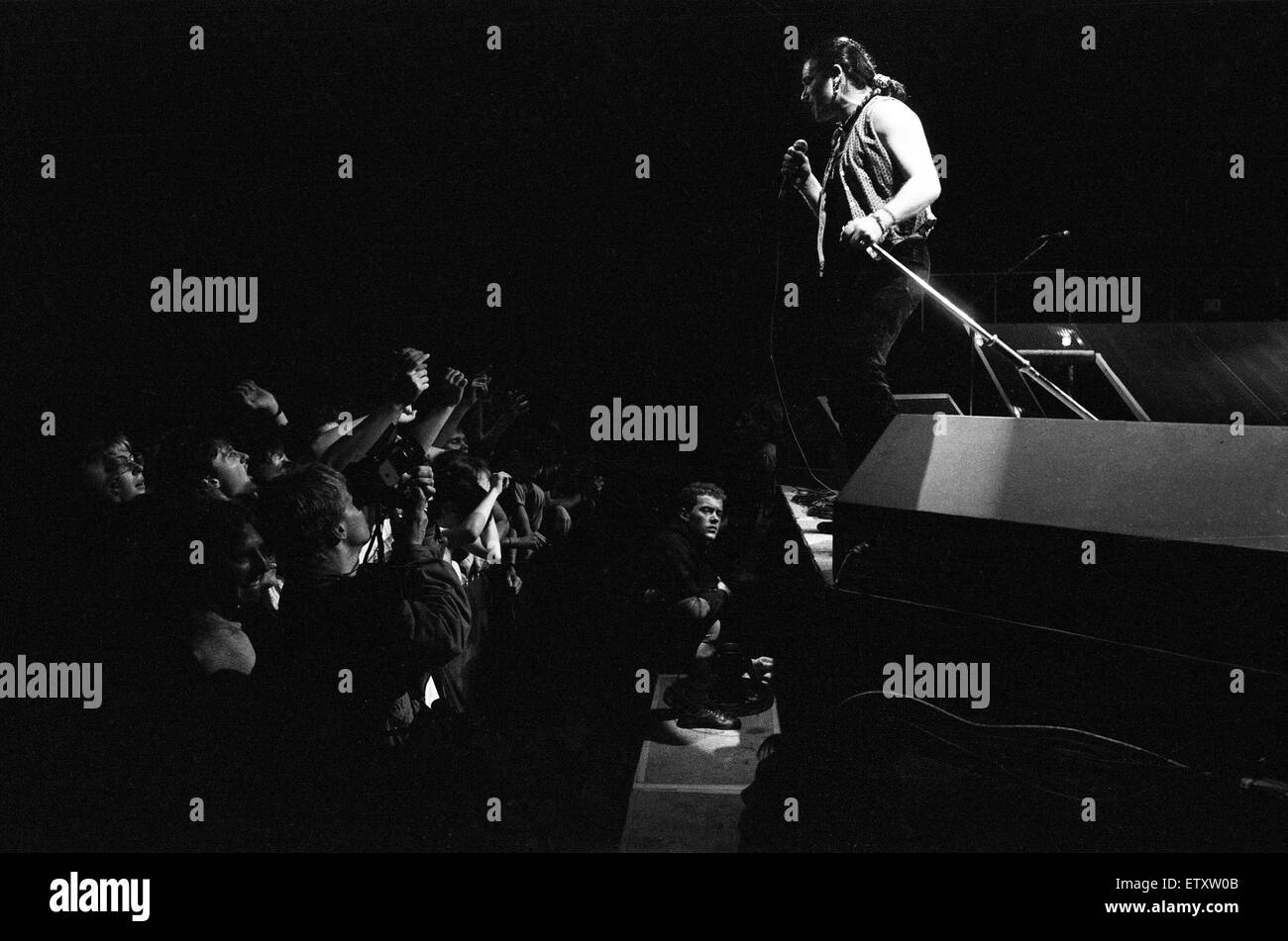 Groupe rock U2 sur scène au National Exhibition Centre à Birmingham. Bono, le chanteur est sur la photo. 3e juin 1987. Banque D'Images