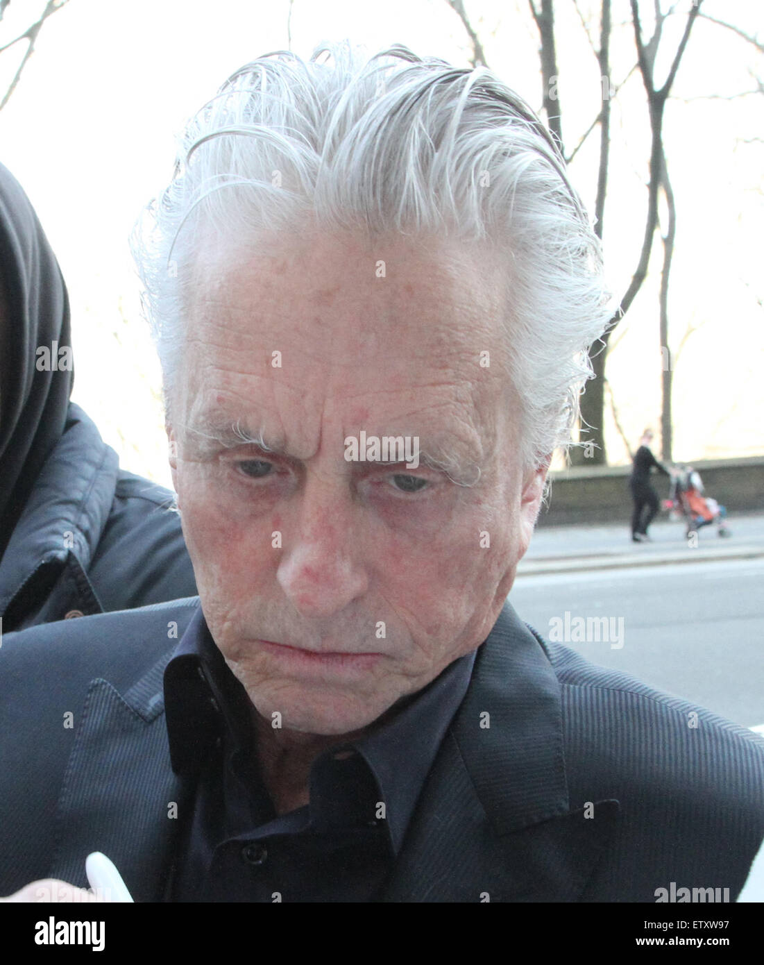 Michael Douglas, à la malade, quittant son domicile à New York City pour une apparence TV sur 'The Tonight Show avec Jimmy Fallon." Douglas, qui a dit qu'il avait un cancer de la gorge, a admis qu'il a menti parce qu'il craignait qu'il perdrait son emploi s'il a dit à la tr Banque D'Images