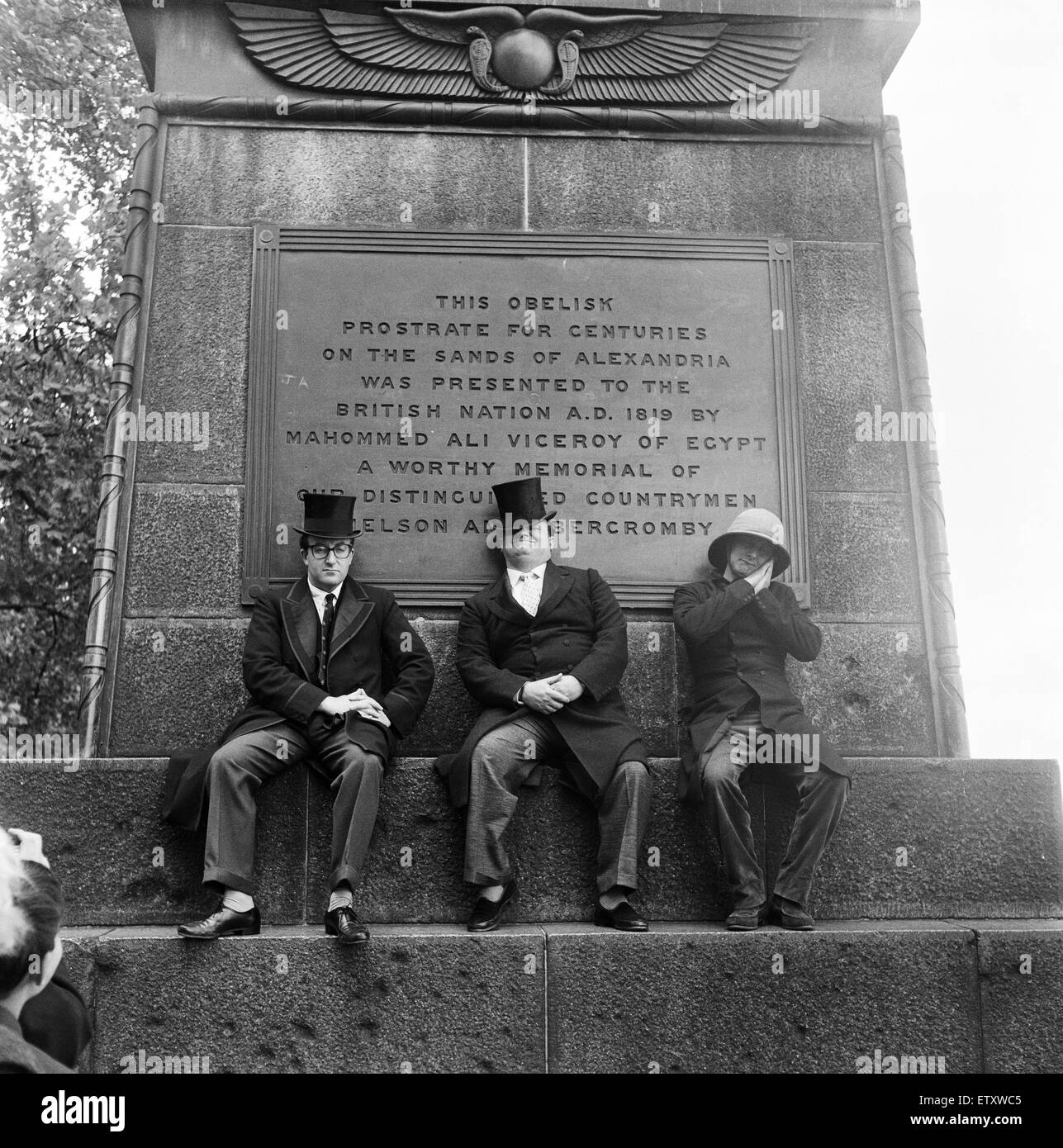 Les hommes de main de la renommée de la BBC à Cleopatra's Needle sur l'Embankment, London. Le voyage a été d'obtenir du matériel pour leur programme 'pourquoi'. Le matériel dont ils ont obtenu sur l'aiguille pourquoi a été découvert a été mis dans une émission de radio de 30 minutes. De gauche à droite sont Pete Banque D'Images