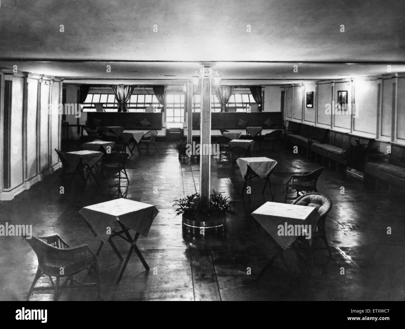 Le salon principal de l'Airship R101 a été le schéma de couleurs panneaux blancs avec incrustation en or. Les rideaux sur le pont promenade ont été des beaux-Cambridge bleu. Les sièges étaient de petites tables et les chaises étaient construits de meubles rembourrés green Banque D'Images