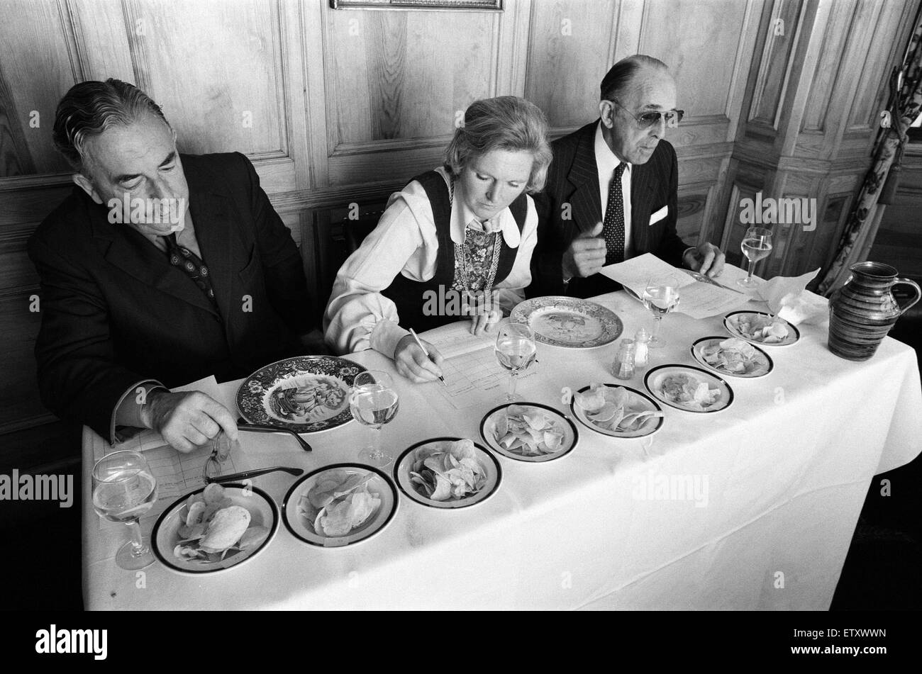 Len Moss (Meat Traders), Mary Berry et le chef d'Escadron W. (Bill) Gosden (R.A.C) test de goût émincer et chips. 18 octobre 1977. Banque D'Images