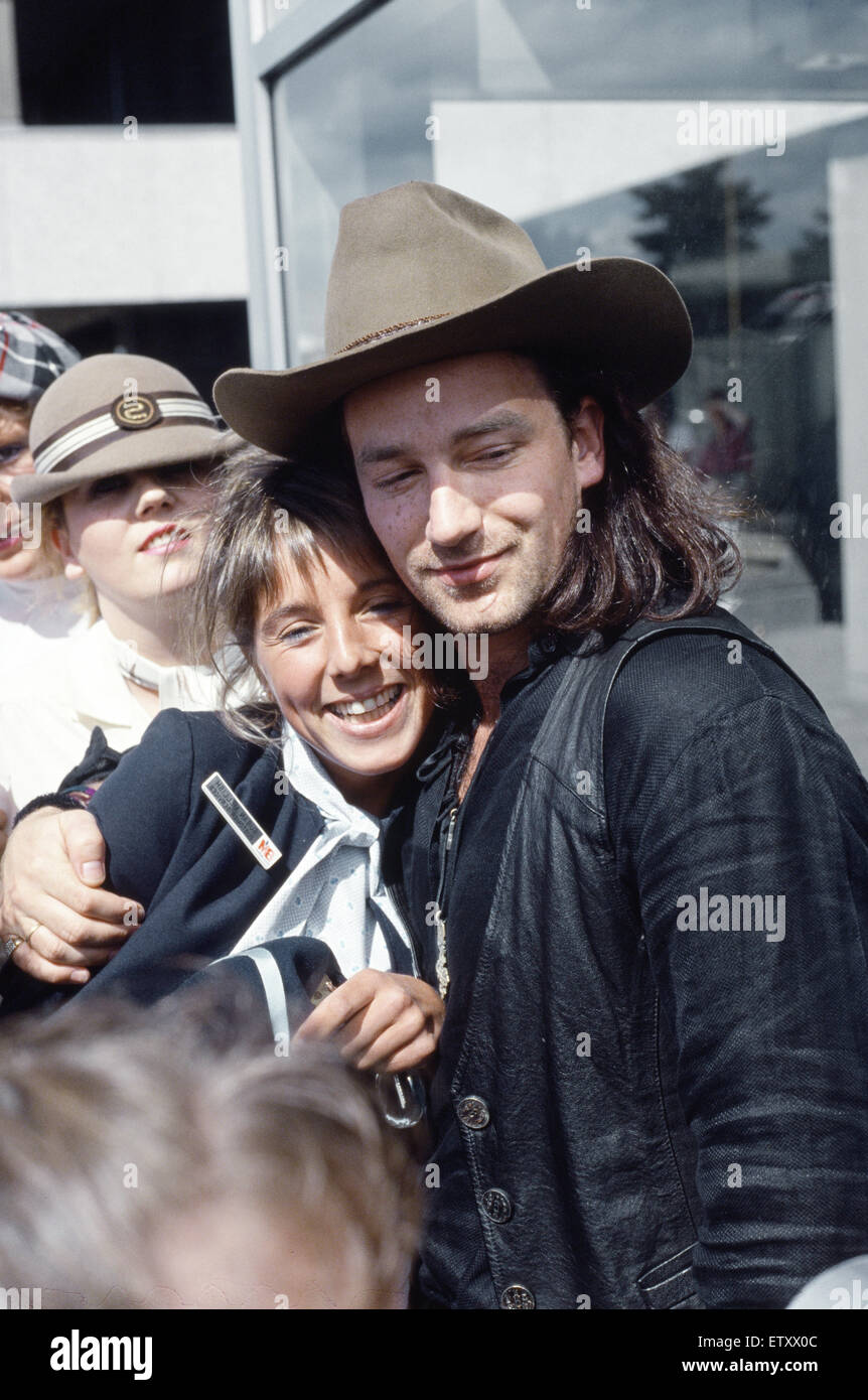 Bono, chanteur du groupe de rock irlandais U2, présentée à l'arrivée à Glasgow, Ecosse en avant de la bande sur leur prochain concert de Joshua Tree tour qui se tiendra à la SECC, Glasgow. Juillet 1987 Banque D'Images