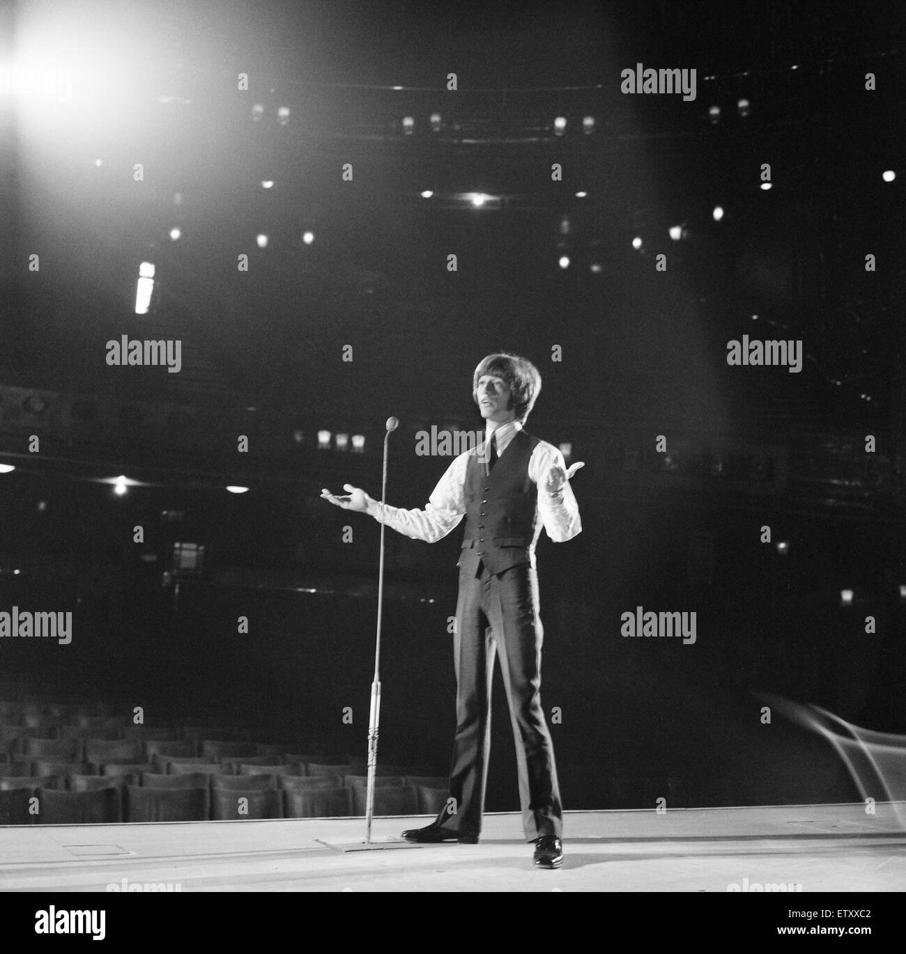 Robin Gibb, chanteur, répétitions sur scène au London Palladium en avance sur son premier spectacle solo, Londres, 25 juin 1969. Banque D'Images