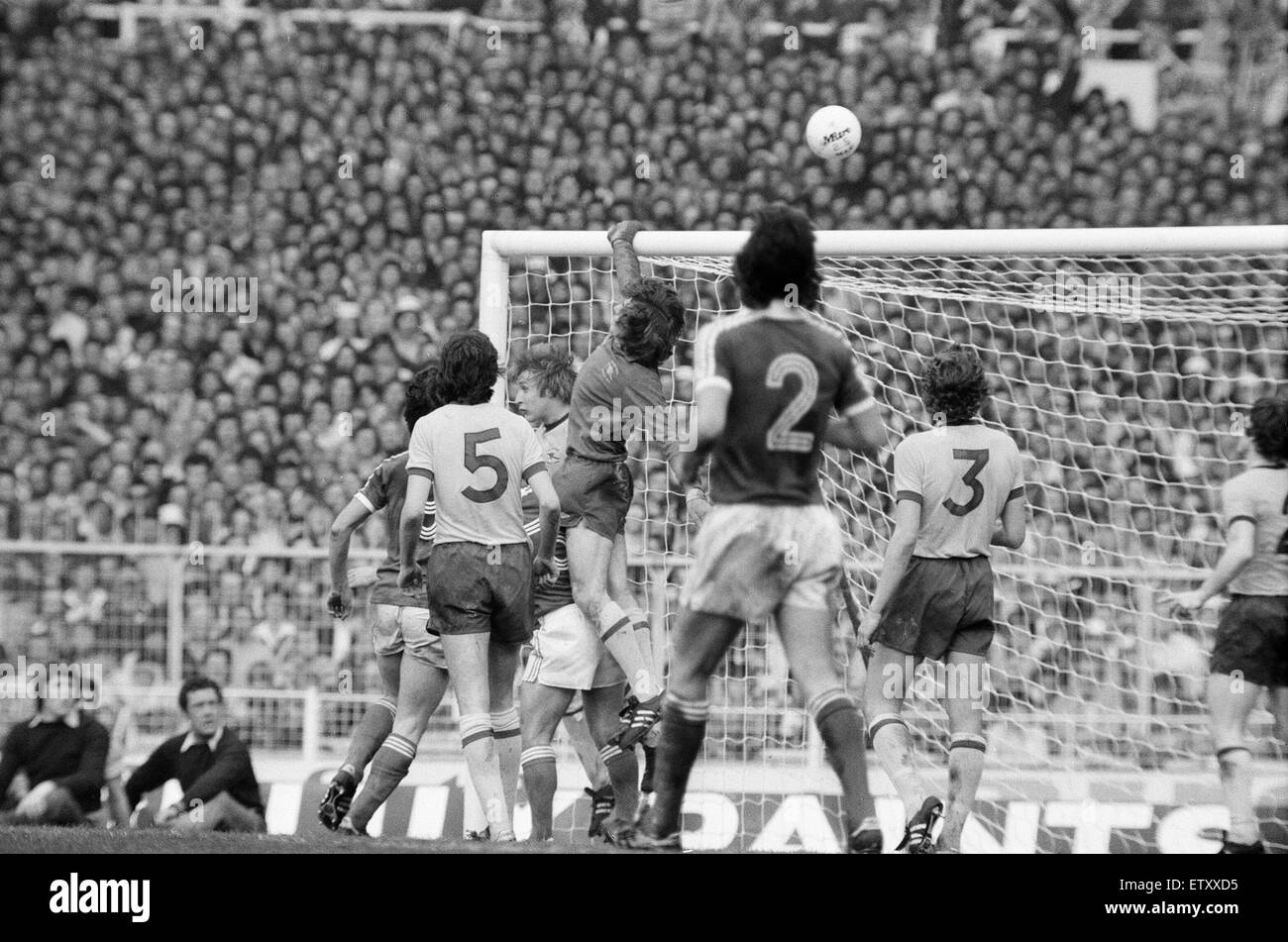 Ipswich Town 1-0 Arsenal, finale de la FA Cup, au stade de Wembley, Londres, samedi 6 mai 1978. George Burley (NO2) de vol montres ball comme Pat Jennings (Arsenal) fait un autre beau enregistrer. Banque D'Images