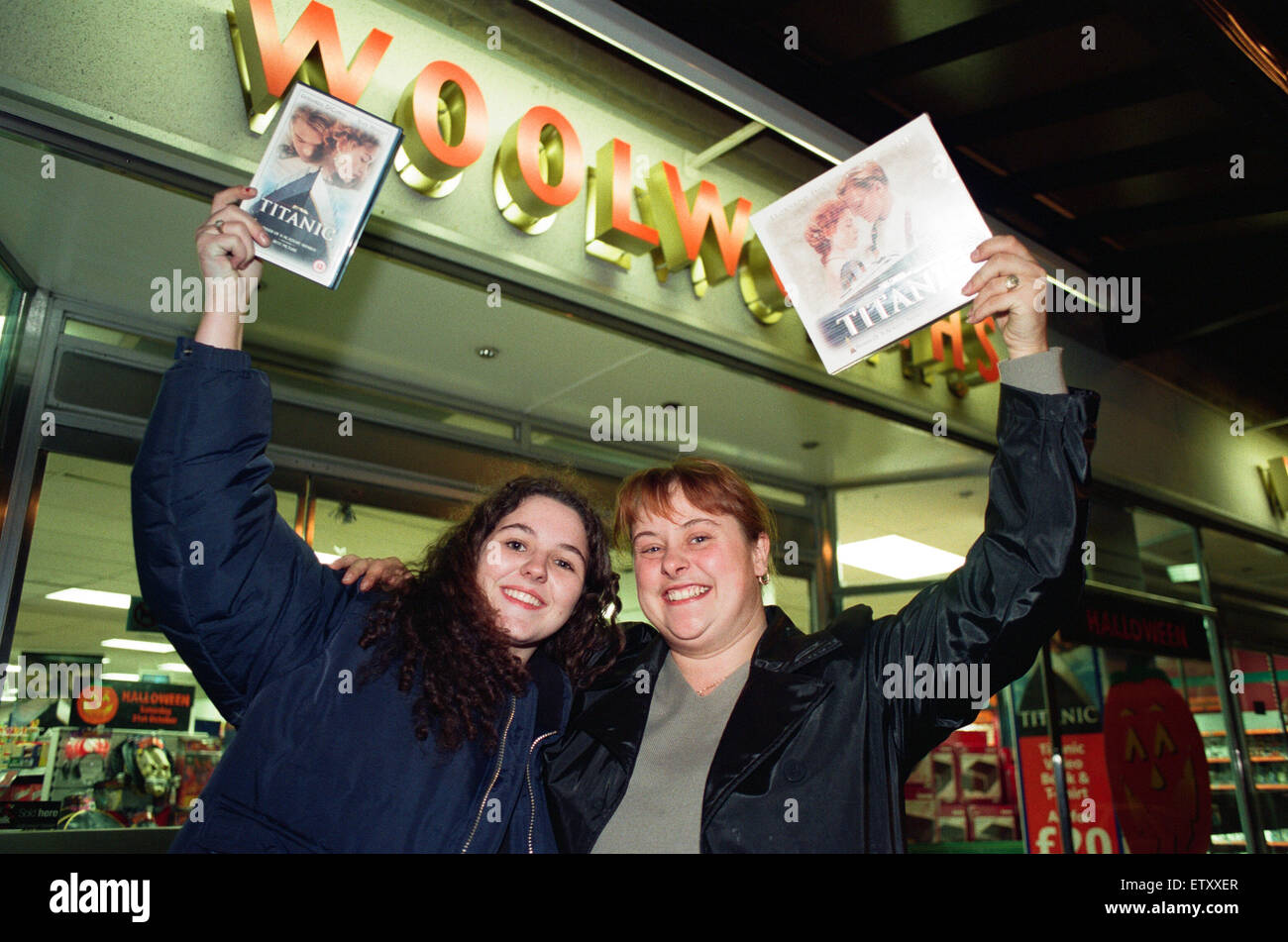 'Titanic' fans Claire Barrowclough, 24, et Linzi Ball, 18 ans, sont d'abord dans la ligne au niveau de la direction générale de Victoria Lane de Woolworths lorsqu'il a ouvert ses portes à minuit pour la sortie du film en vidéo. Entre eux, la paire ont vu le film 17 fois. 1er septembre 1998. Banque D'Images