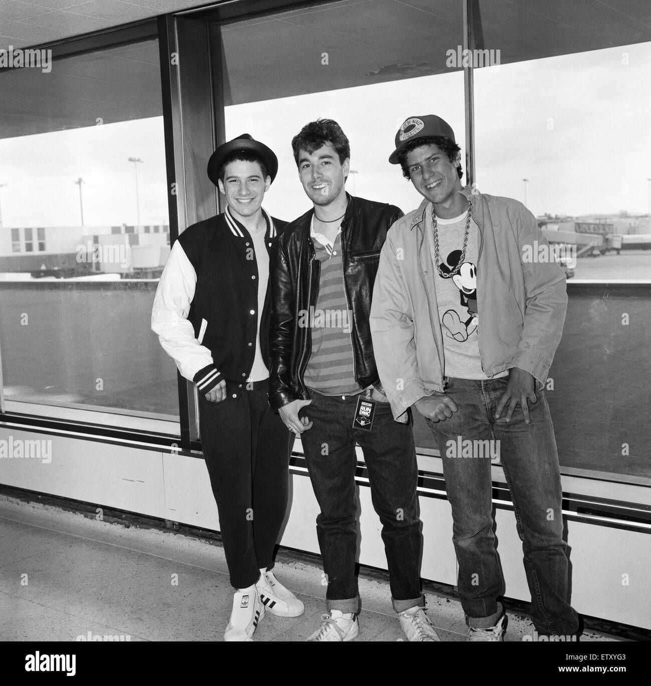Les Beastie Boys, Adam Horovitz (Ad-Rock), Adam Yauch (MCA) et Michael Diamond (Mike D) à l'aéroport de Londres. Le 13 mai 1987. Banque D'Images