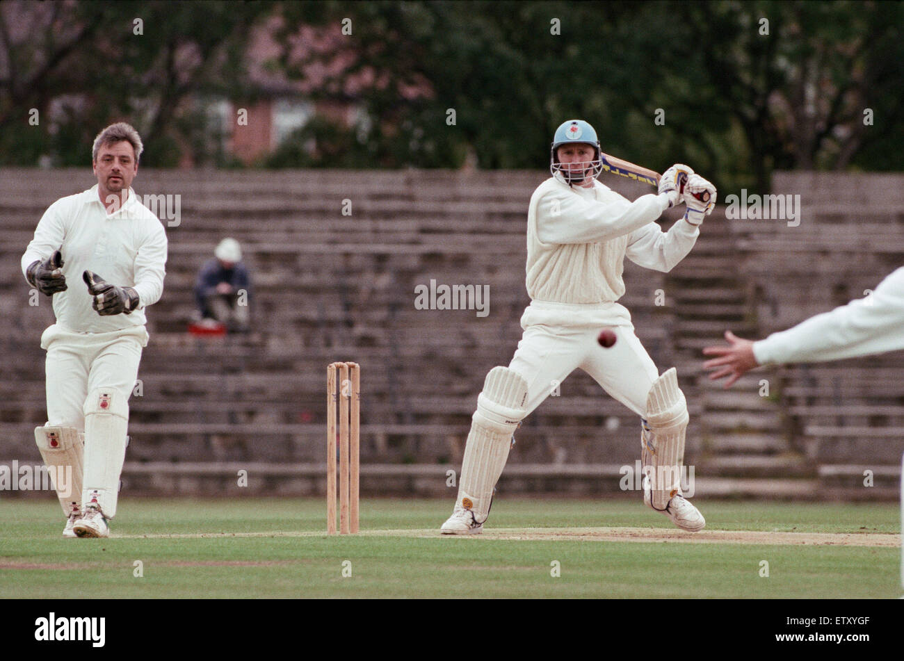 NYSD Ligue de Cricket, Middlesbrough V Hartlepool, Mark Davis hits un Billy square livraison Hornby pour 4. 14 juin 1997. Banque D'Images