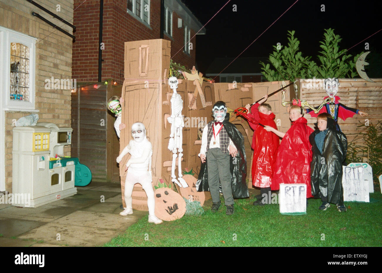 Un jardin à Ingleby Barwick est toutes pavoisées prêt pour l'Halloween. Certains des enfants qui seront là sont illustrés dans le jardin de Westwood Sisson Lane. 30 octobre 1997. Banque D'Images