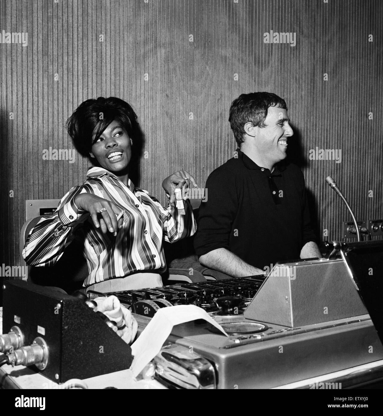 Burt Bacharach et Dionne Warwick L'enregistrement d'un morceau à l'Pye studios à Londres. Au panneaux de contrôle, un heureux Dionne et Burt écoutez l'enregistrement. 29 novembre 1964. Banque D'Images