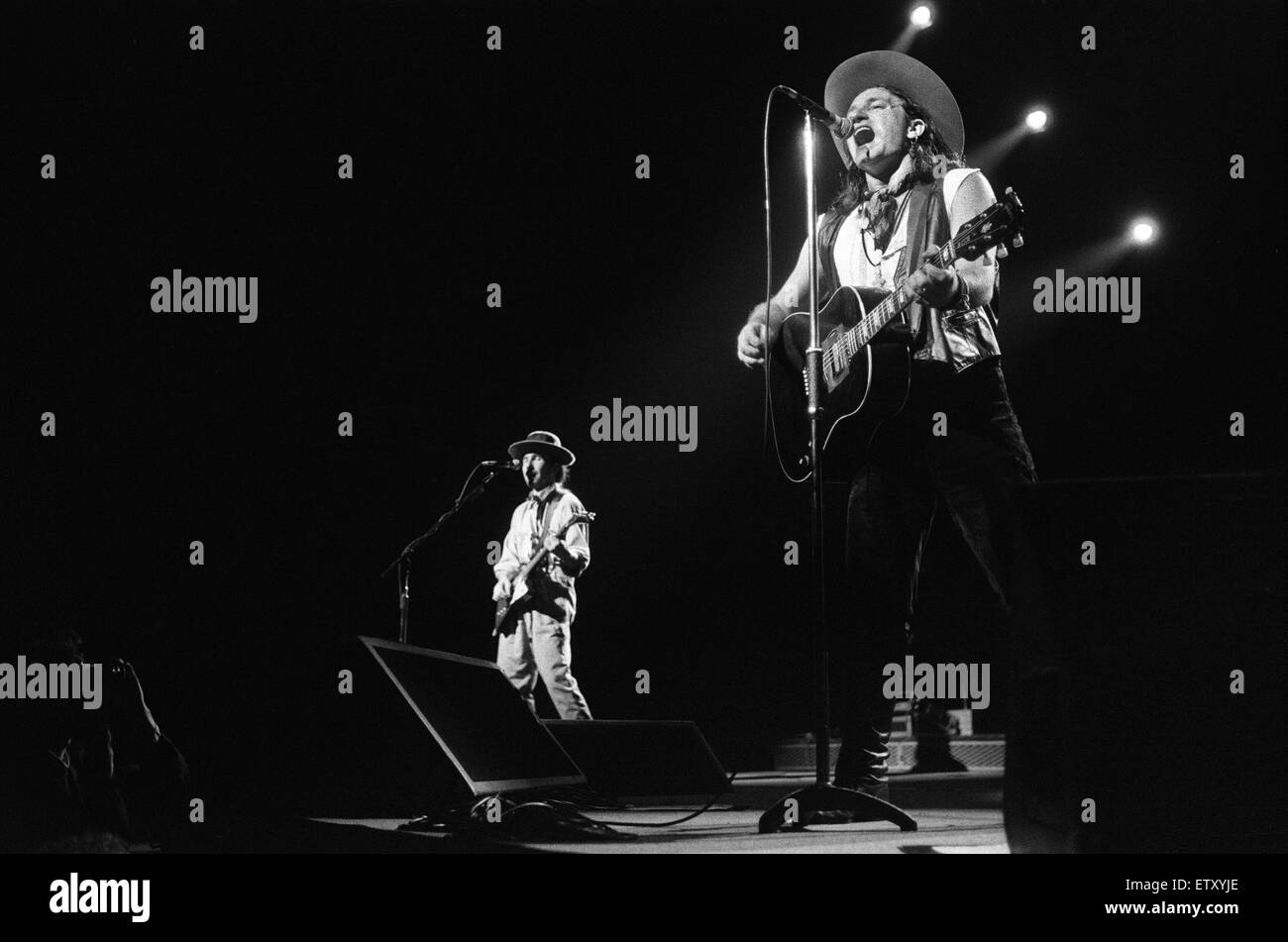 Groupe rock U2 sur scène au National Exhibition Centre à Birmingham. Bono, le chanteur est représenté avec le guitariste le bord. 3 août 1987. Banque D'Images
