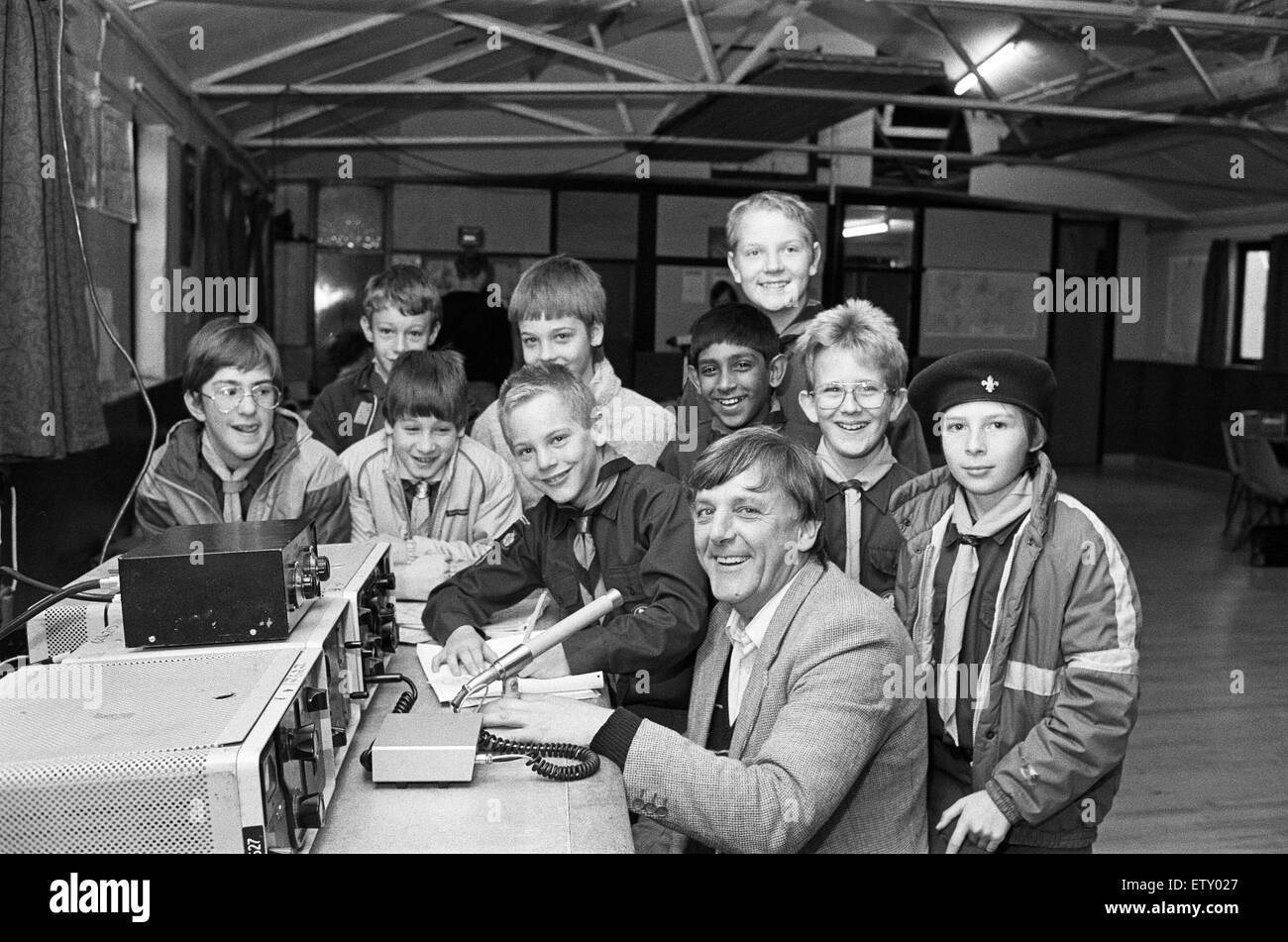 Les Scouts à l'écoute pour le jamboree. Huddersfield scouts ont pris part à un jamboree mondial ? À la radio. M. Tony Barr, de Denby Dale Amateur Radio Club, est décrit la configuration de l'équipement spécial à Crosland Moor scout group's Avenue Moorside AC. Scouts f Banque D'Images