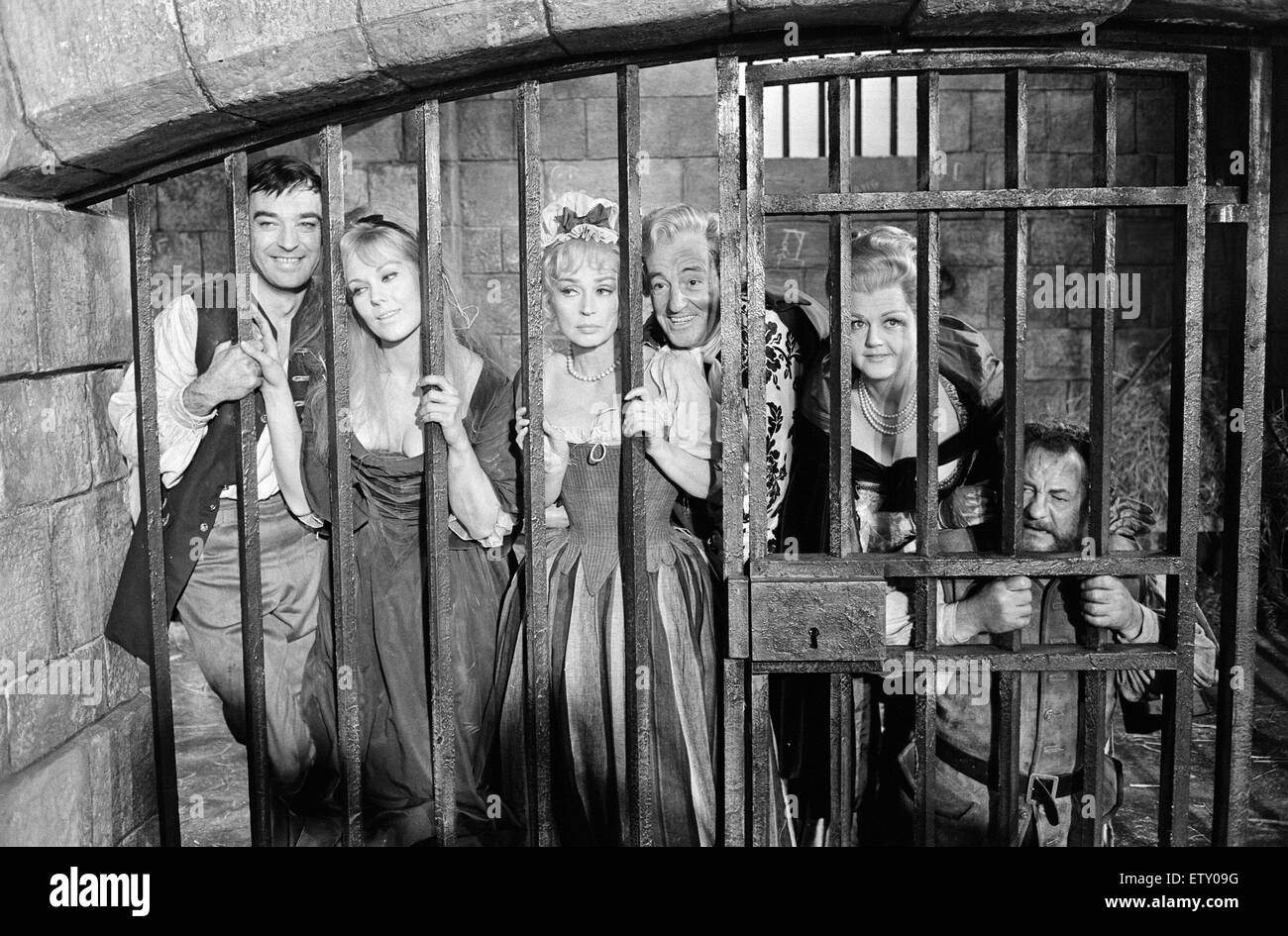 Richard Johnson, Kim Novak, Lilli Palmer, Vittorio De Sica et Angela Lansbury sur l'ensemble de "l'aventures amoureuses de Moll Flanders' filmer une scène situé dans la prison de Newgate, à Shepperton Studios. 11 novembre 1964. Banque D'Images