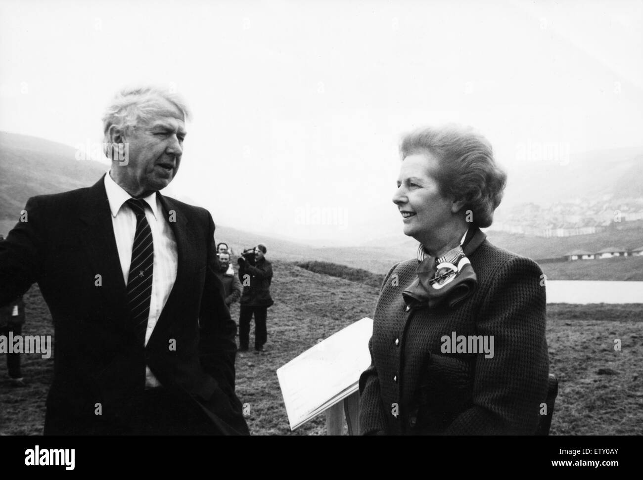 Le premier ministre Margaret Thatcher avec Peter Walker Secrétaire gallois vu ici dans la vallée, au cours d'une de ses rares visites au pays de Galles. 17 Novembre 1989 Banque D'Images