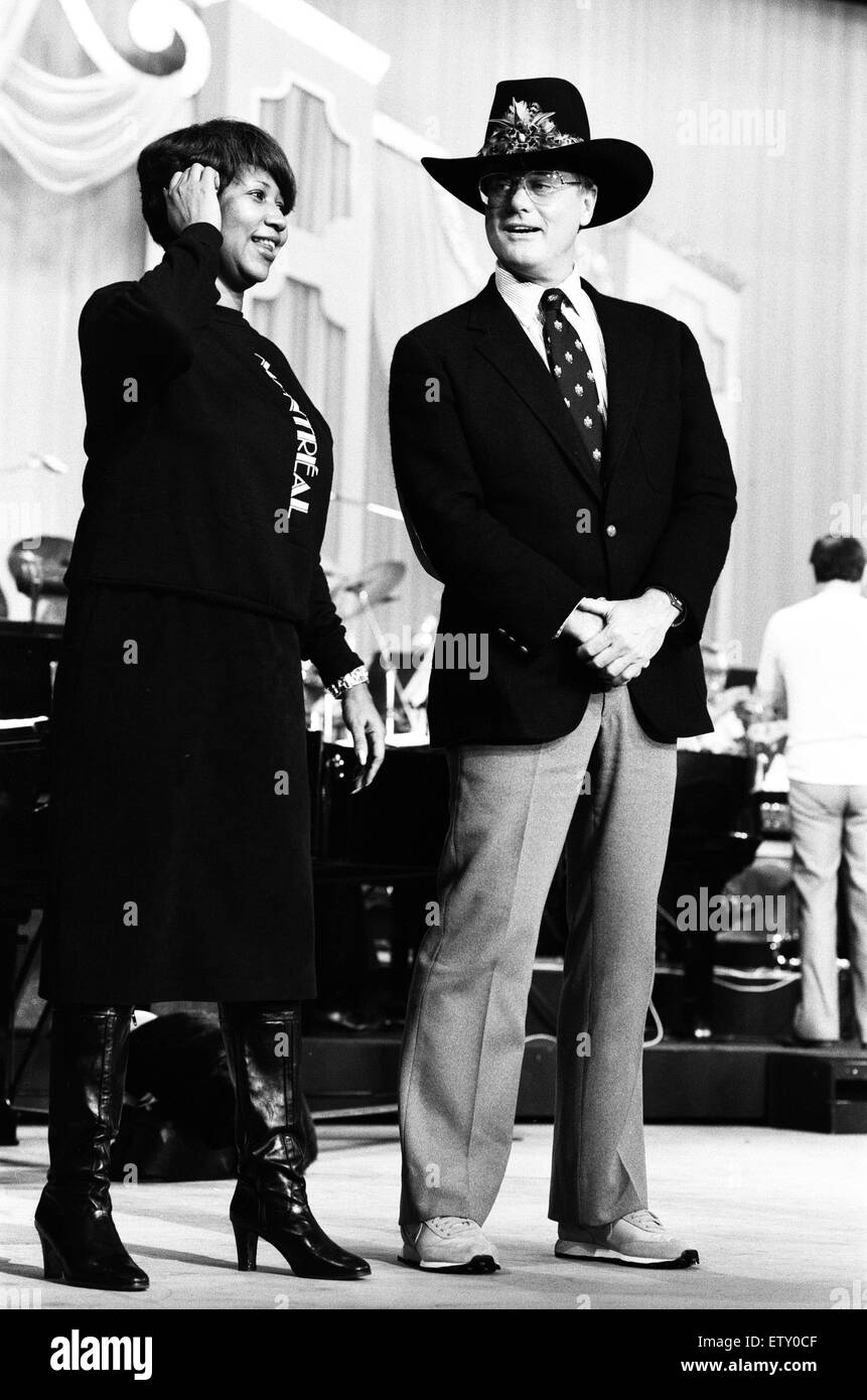 Aretha Franklin et Larry Hagman sur scène au Royal Variety Show Répétition générale au Palladium. Londres, 17 novembre 1980. Banque D'Images