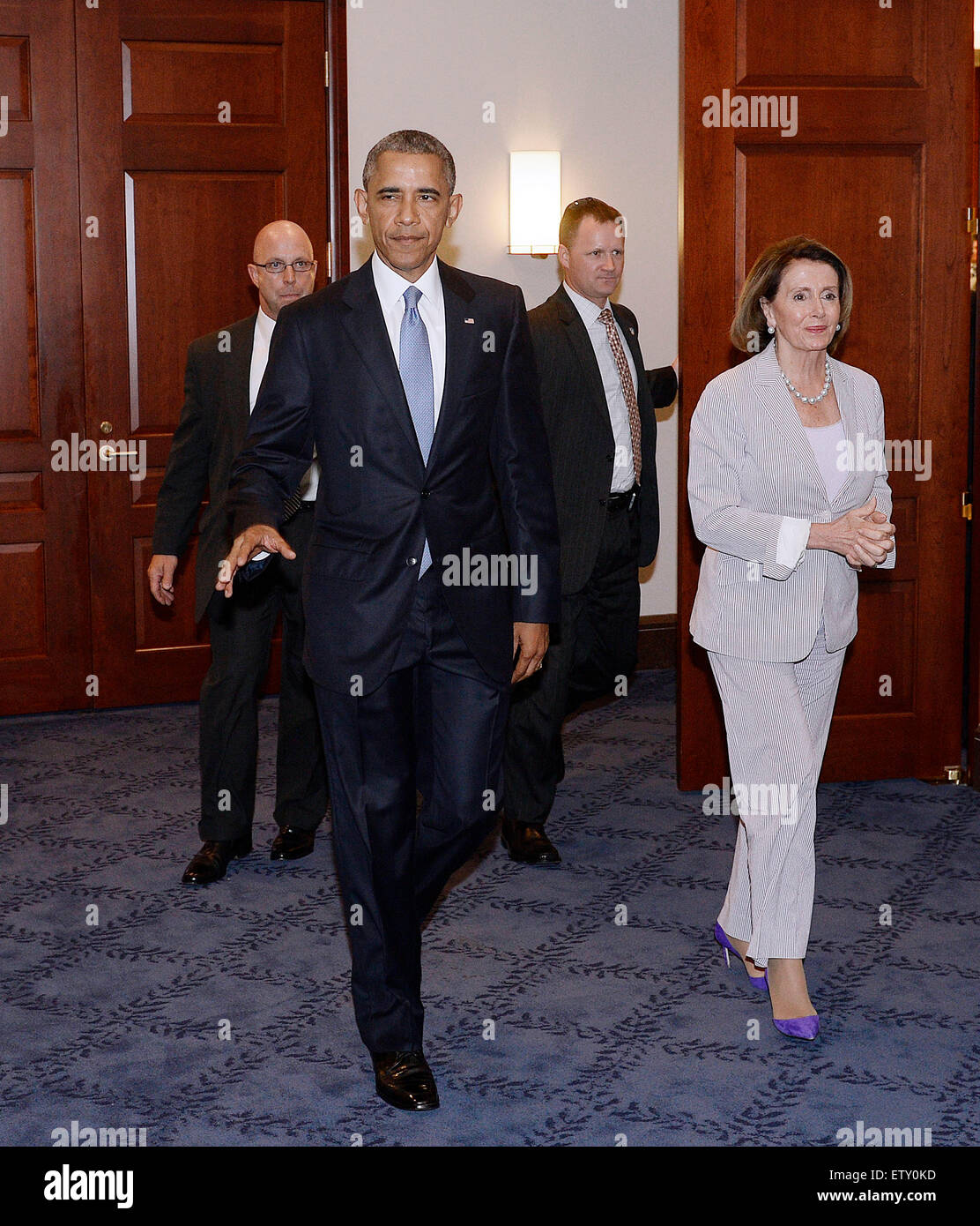Le président des États-Unis Barack Obama et le chef de la minorité de la Chambre des représentants Nancy Pelosi (démocrate de Californie) quitter le Gabriel Zimmerman chambre après une réunion avec des membres de la Chambre du Caucus démocratique pour discuter de l'ordre du jour commercial du président dans le Capitole à Washington, DC Le 12 juin 2015. Crédit : Olivier Douliery/Piscine via CNP - AUCUN FIL SERVICE - Banque D'Images