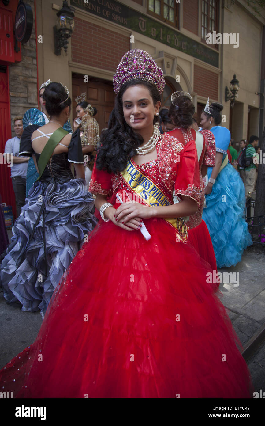 Les participants au défilé du jour de l'indépendance philippine à Manhattan, New York City. Mme Teenage Philippines prêt à mars. Banque D'Images