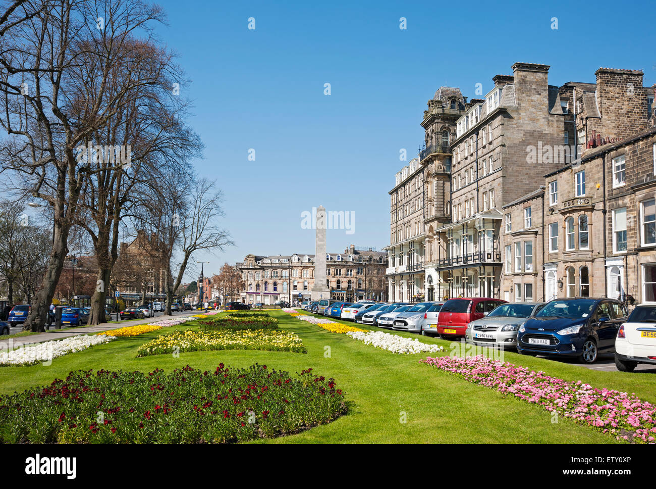 L'extérieur du Yorkshire Hotel et mémorial de guerre de Prospect Park au printemps Harrogate centre-ville North Yorkshire Angleterre Royaume-Uni Grande-Bretagne Banque D'Images