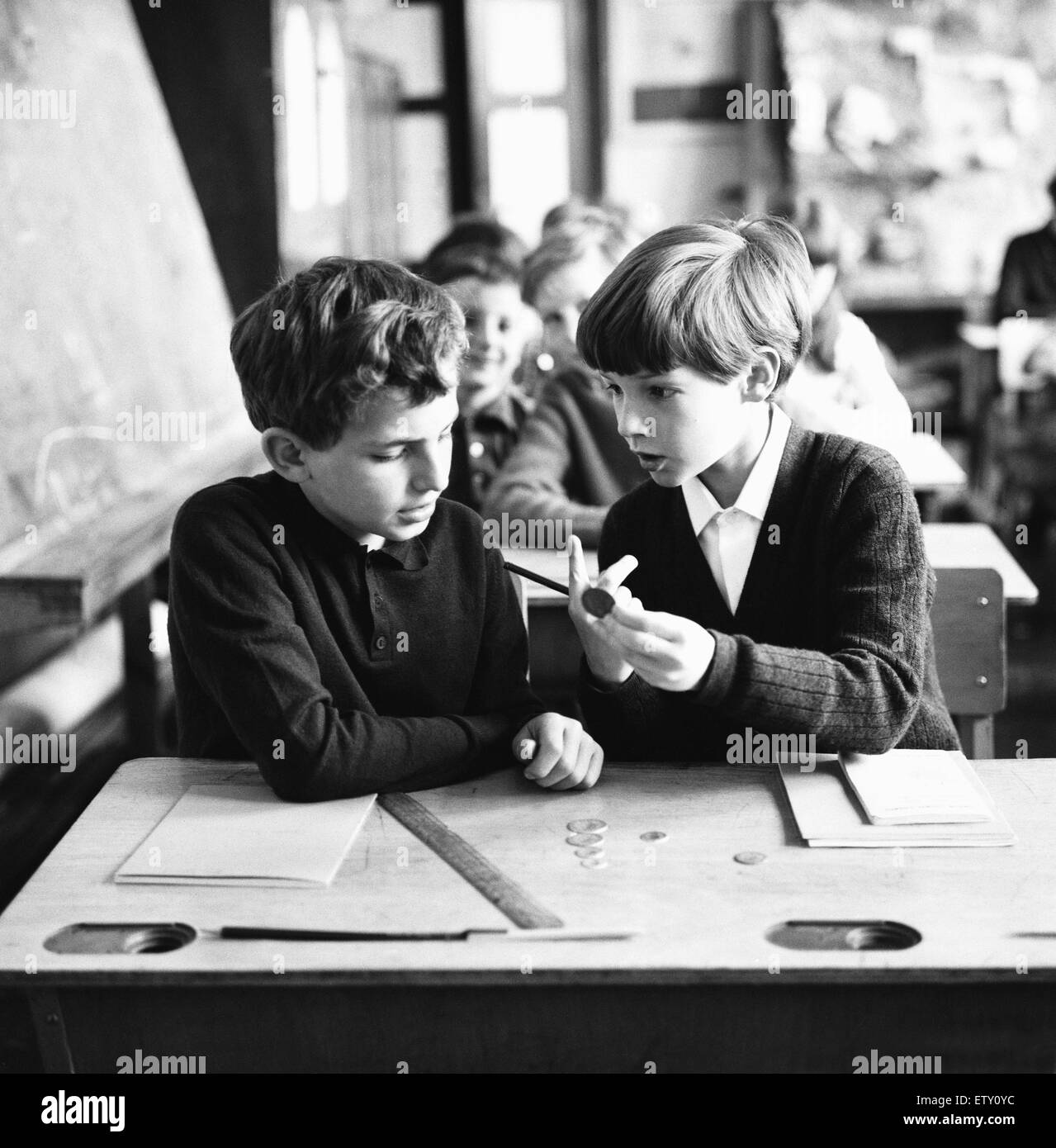 Français 40 garçons et filles de 9 à 11 de la Merlatière commencent 15 jours à l'école à l'école primaire Cannonbury, Islington, London, N1. Ils sont venus avec quarante enfants d'Islington qui est resté avec eux à Boulogne, et dont les maisons en elles Banque D'Images