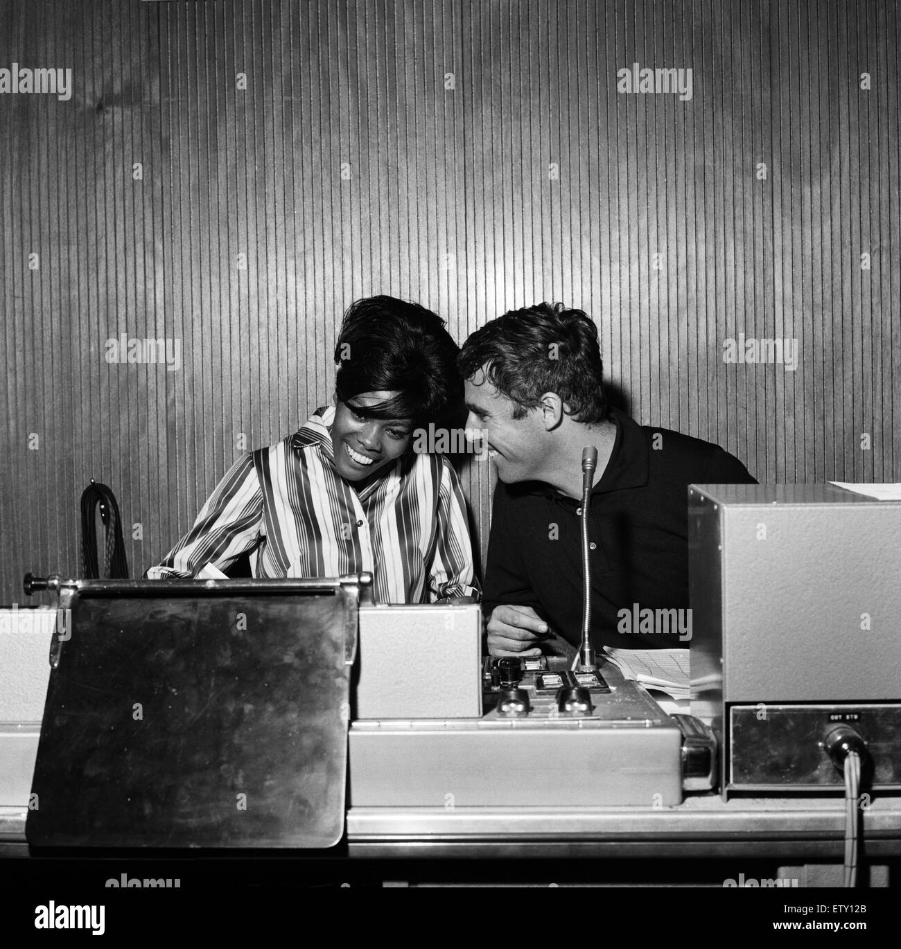 Burt Bacharach et Dionne Warwick L'enregistrement d'un morceau à l'Pye studios à Londres. Au panneaux de contrôle, Dionne et Burt écoutez l'enregistrement. 29 novembre 1964. Banque D'Images