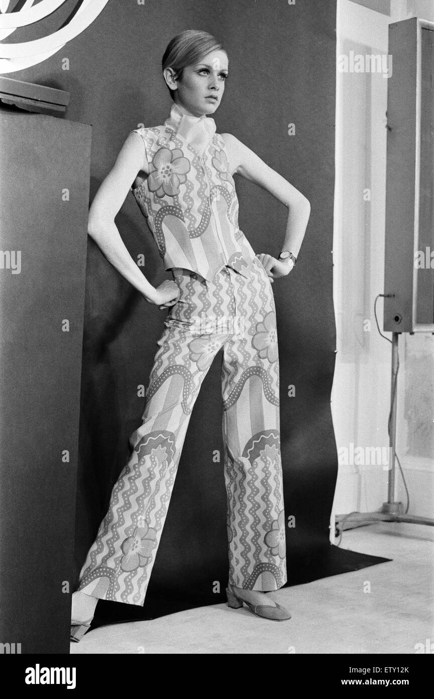 Twiggy lance une nouvelle collection, la Collection Look Twiggy. Idées  inspirées de Twiggy, les vêtements conçus par Pamela Proctor et Paul Babbs.  Photo-call, Londres, 16 février 1967 Photo Stock - Alamy