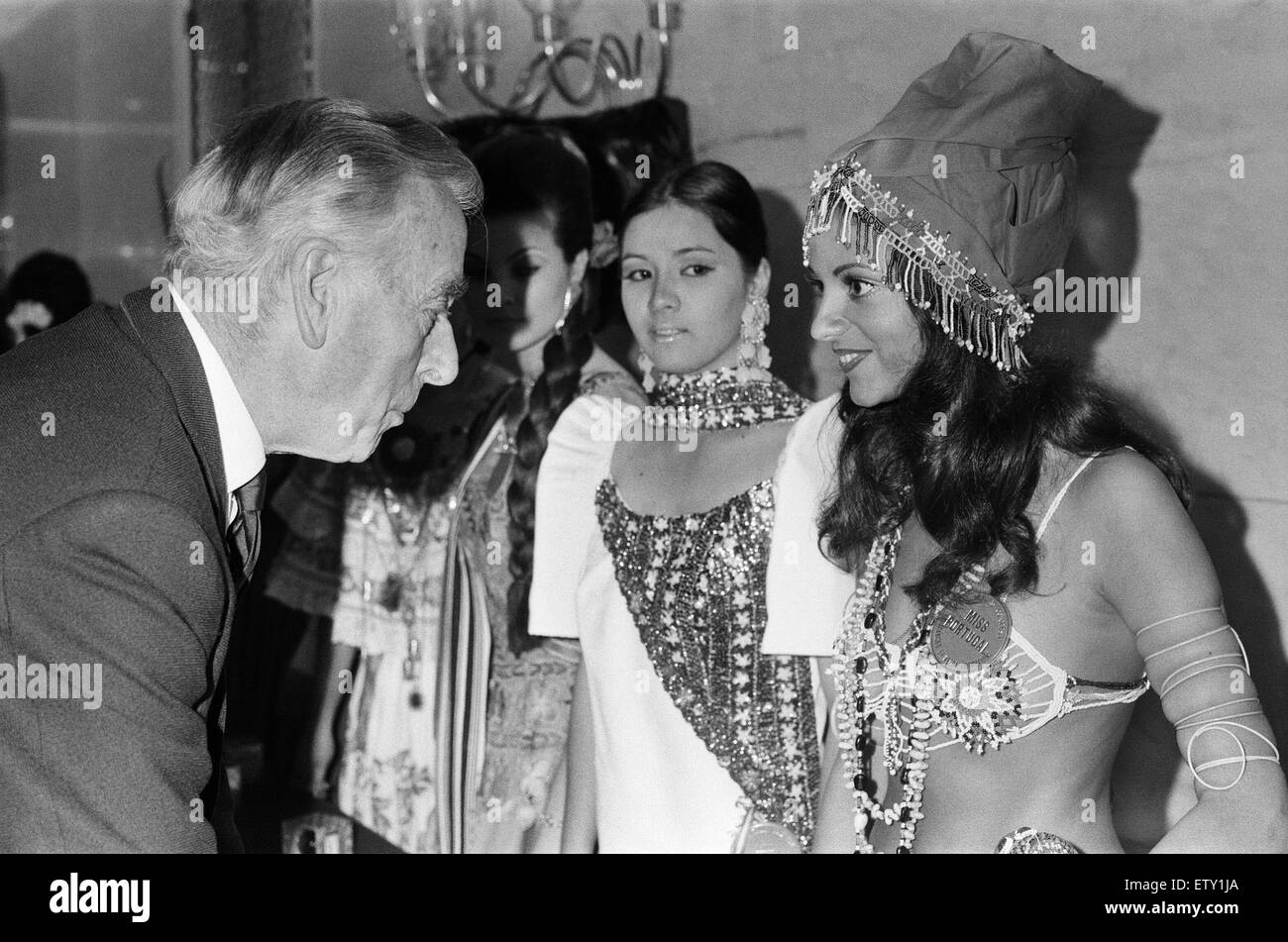 Les candidats à Miss Monde, Variety Club Luncheon, Savoy Hotel, Londres, 4 novembre 1971. Miss Portugal, Ana De Almeida. Banque D'Images