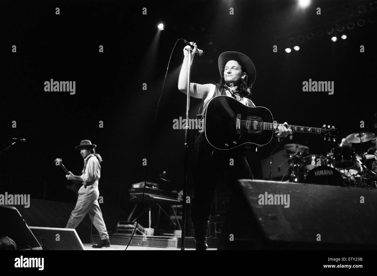 Groupe rock U2 sur scène au National Exhibition Centre à Birmingham. Bono, le chanteur est représenté avec le guitariste le bord. 3 août 1987. Banque D'Images