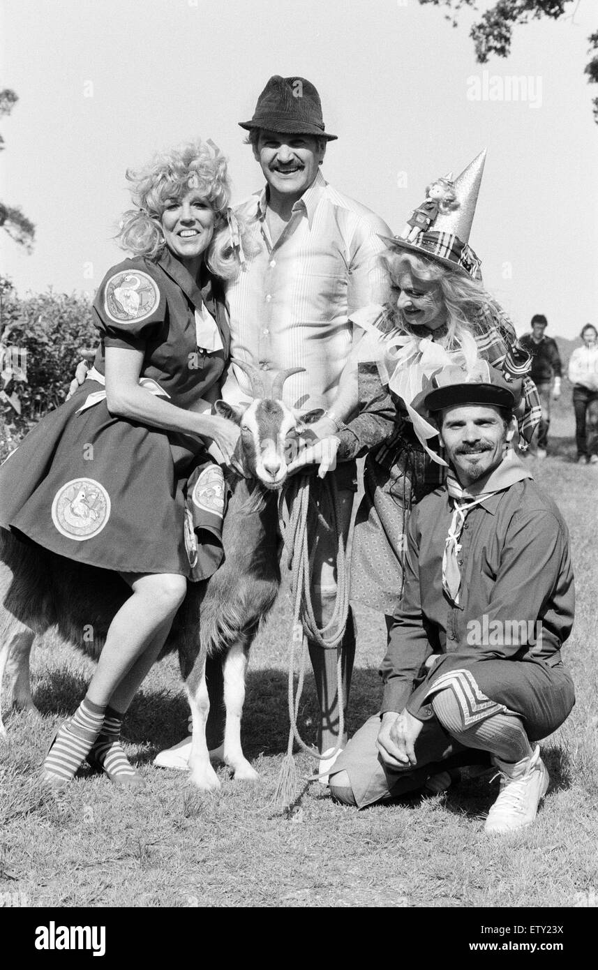 Rentaghost, programme de télévision pour enfants de la BBC. Le tournage des scènes d'extérieur en fonte sur la photo avec le nouveau caractère, nounou la chèvre, Barnham, Bucks, 8e juin 1983. Acteurs, Sue Nicholls, Edward Brayshaw, Molly Weir et Michael Staniforth. Banque D'Images