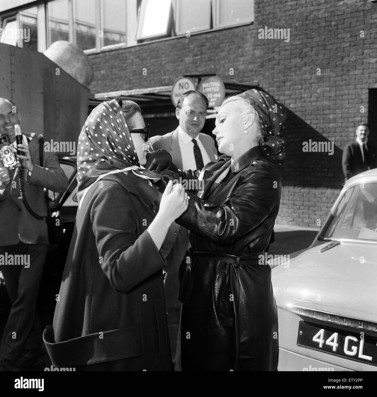 Zsa Zsa Gabor à l'aéroport de Londres avec sa fille Francesca Hilton, après un vol de de Nice, en route vers Los Angeles. 7 août 1964. Banque D'Images