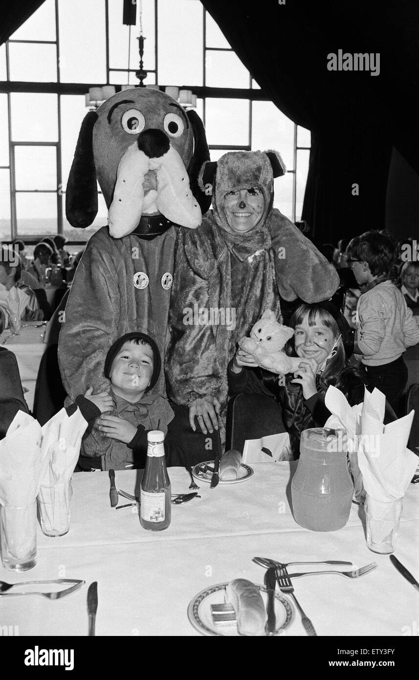 Présentateur de télévision flamboyant Tommy Boyd a obtenu les jeunes de rire de l'examinateur, premier livre Bringe, tenue à l'hôtel de Ladbroke, Ainley Top. Il y avait un après-midi de plaisir et de fête pour les ébats de 250 enfants qui ont participé à l'événement, organisé en c Banque D'Images