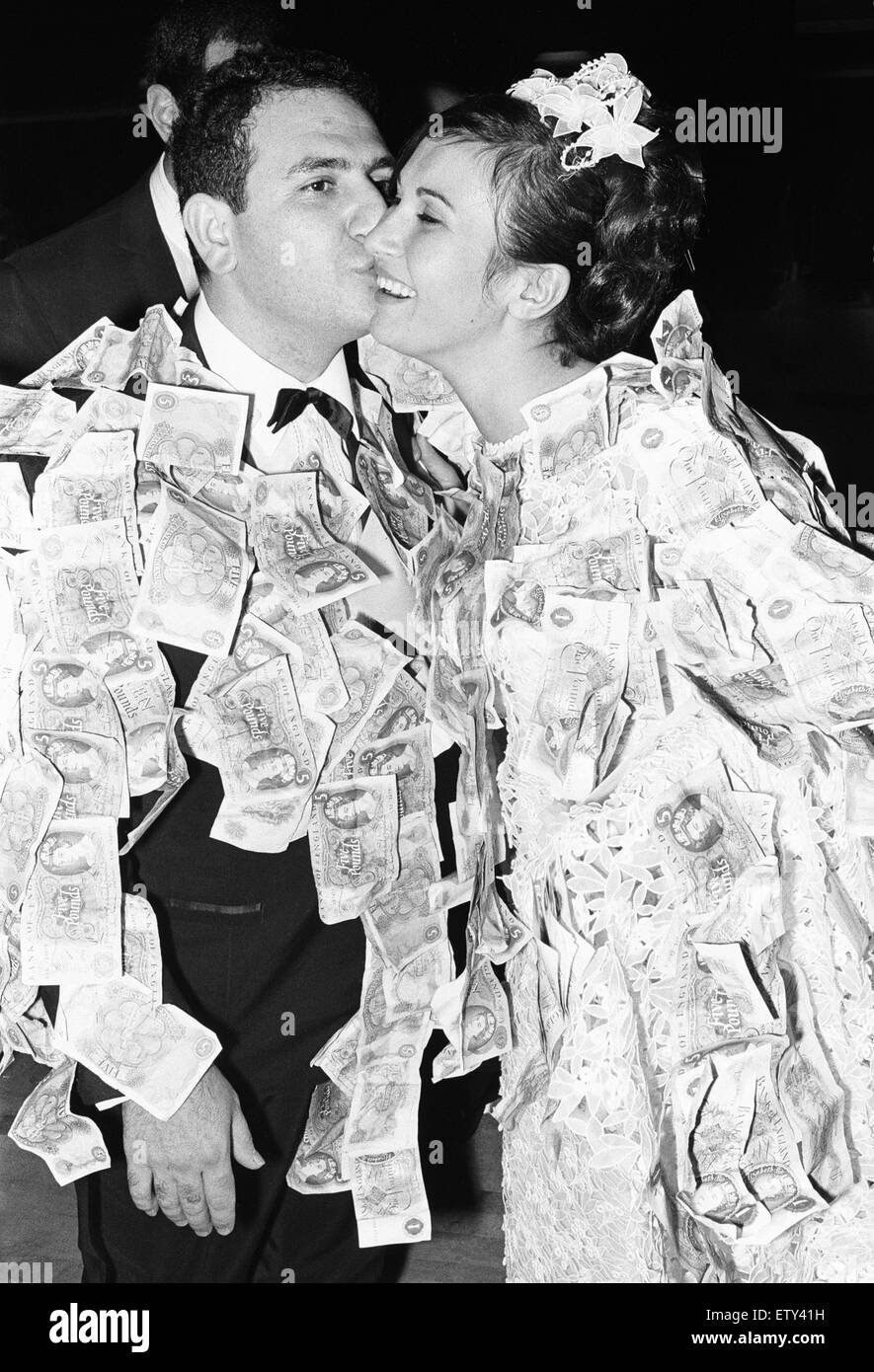 Elias Nicolas embrasse sa nouvelle épouse et Katerina à la suite de l'argent la danse à un mariage traditionnel grec. Où les dons d'argent de leurs clients sont épinglées sur les futurs mariés. 23 Septembre 1967 Banque D'Images