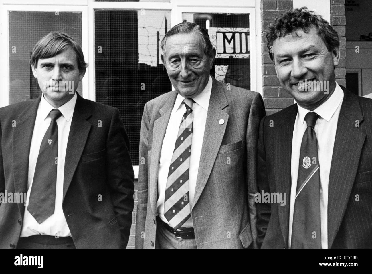 M. Les Mackay, président de la Commission FA à la recherche sur les violences à l'Middlesbrough V Leeds match. Sur la droite est Mike McCullagh (Président), et Keith Varley (Vice-président) sur la gauche. 29 septembre 1983. Banque D'Images