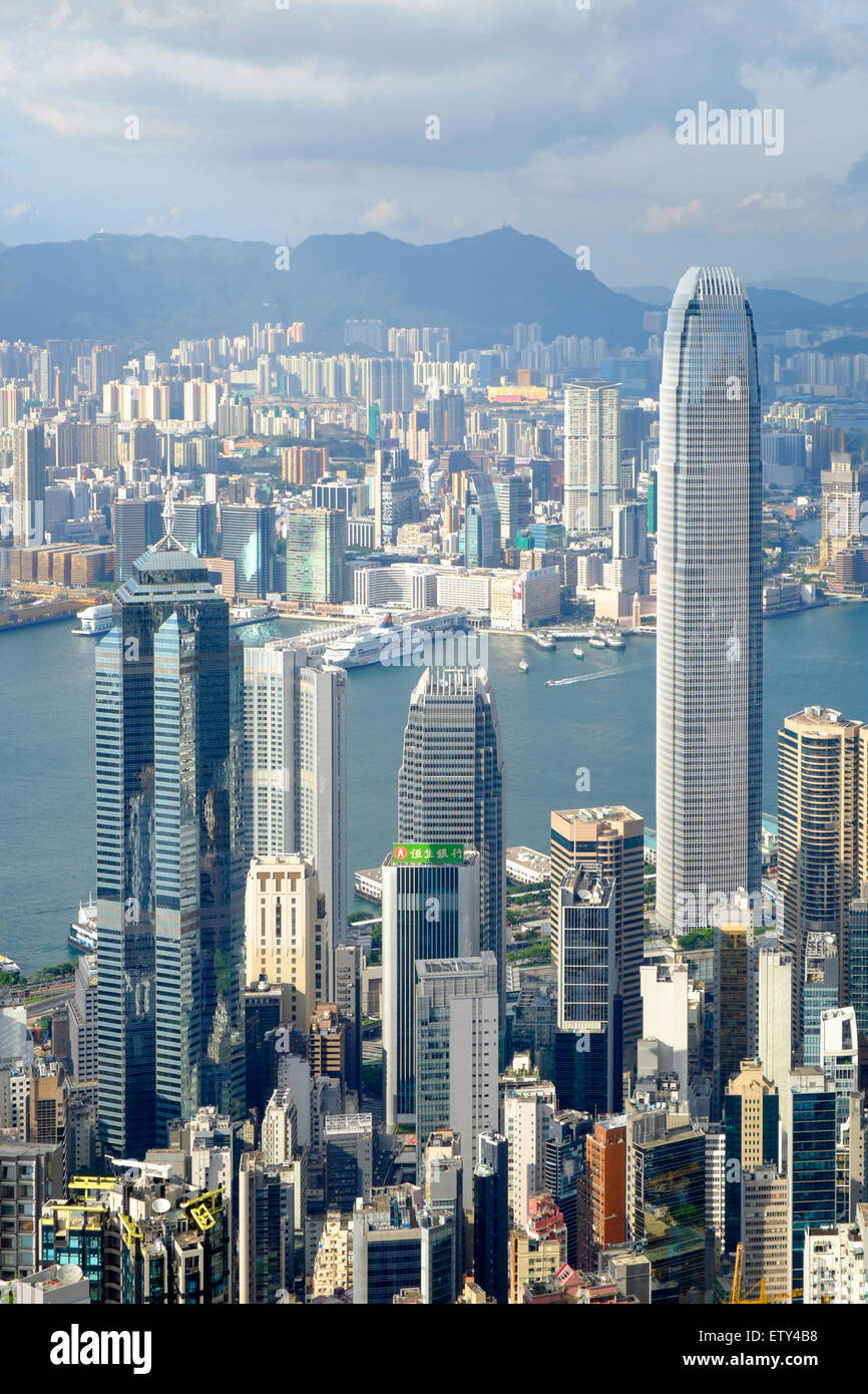 Skyline de jour de Hong Kong et le port de Victoria de la pointe sur une journée claire Banque D'Images