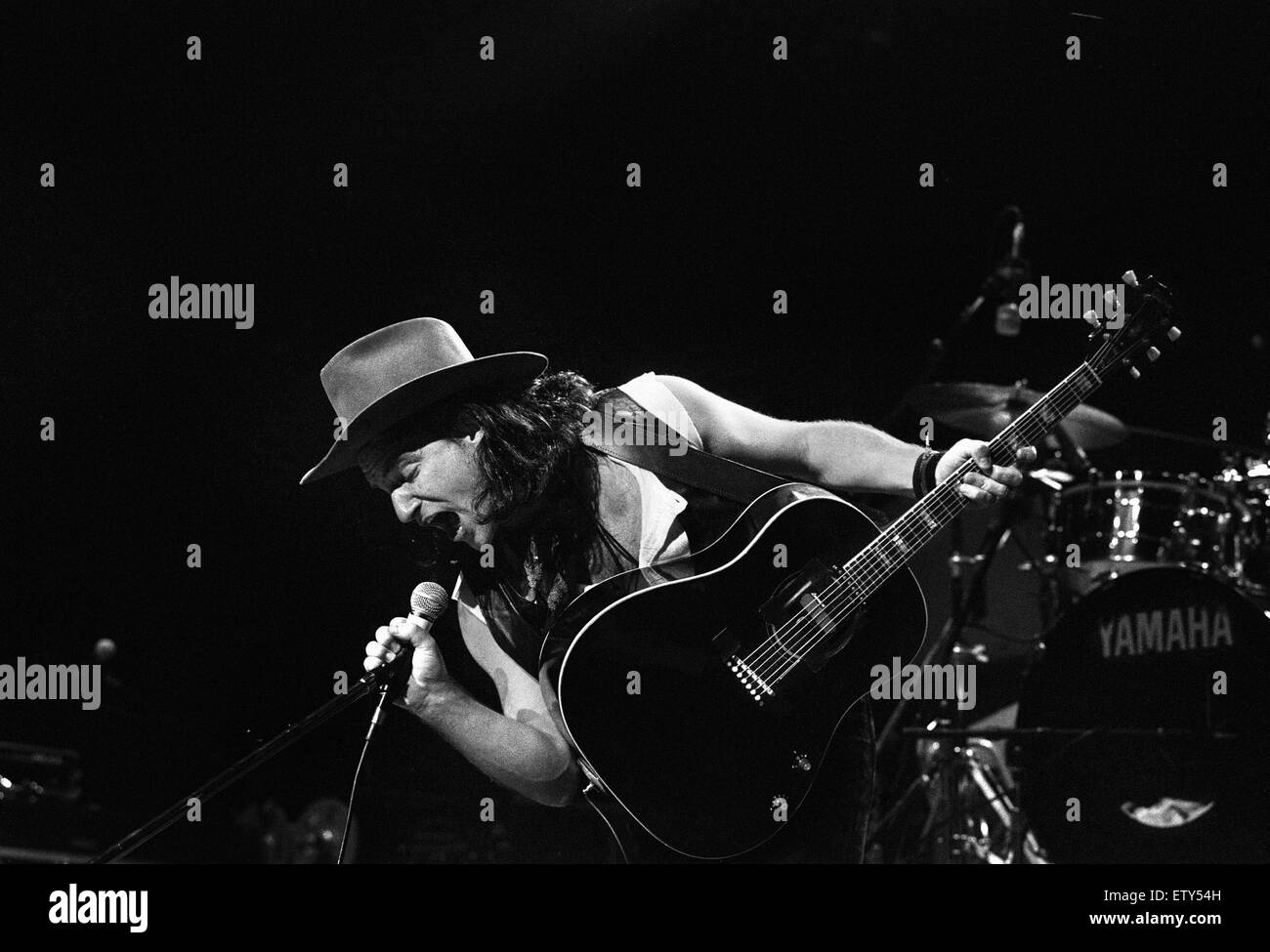 Groupe rock U2 sur scène au National Exhibition Centre à Birmingham. Bono, le chanteur est sur la photo. 3 août 1987. Banque D'Images