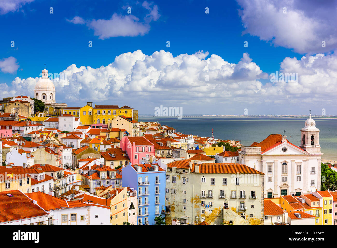 Lisbonne Portugal Paysage Urbain Dans Le Quartier D Alfama Photo Stock Alamy