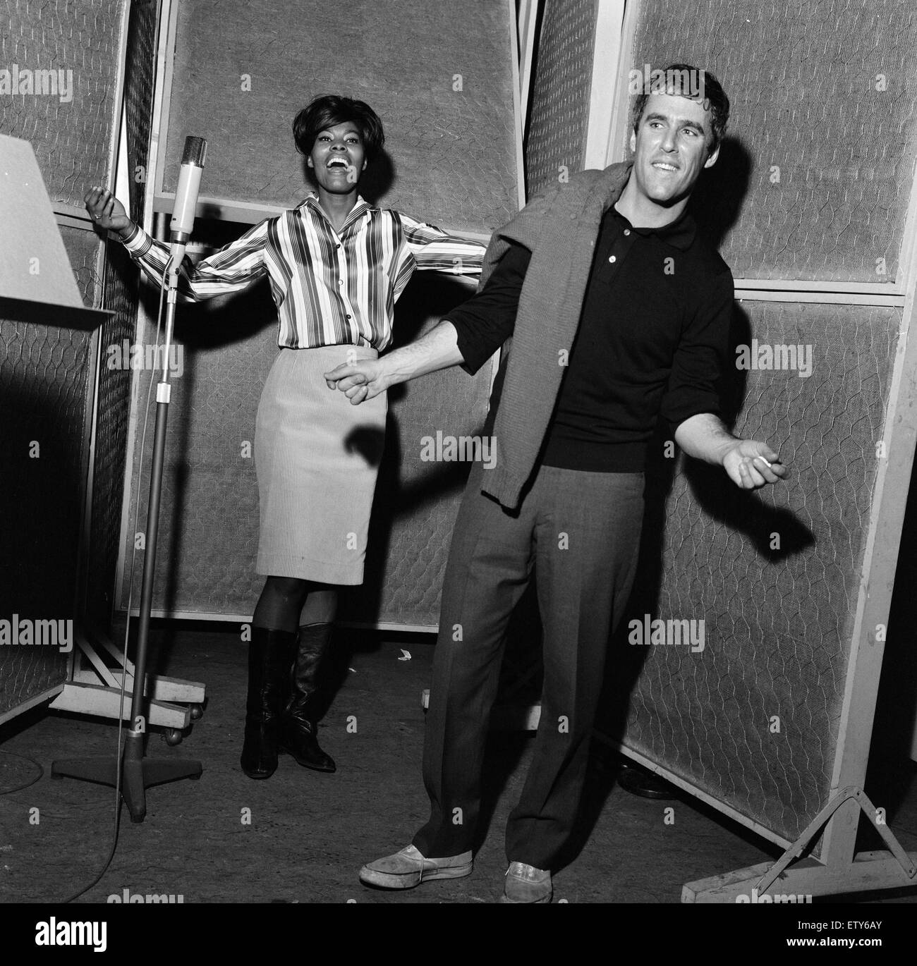 Burt Bacharach et Dionne Warwick L'enregistrement d'un morceau à l'Pye studios à Londres. Dionne chante et Burt dirige et danse sur la musique. 29 novembre 1964. Banque D'Images