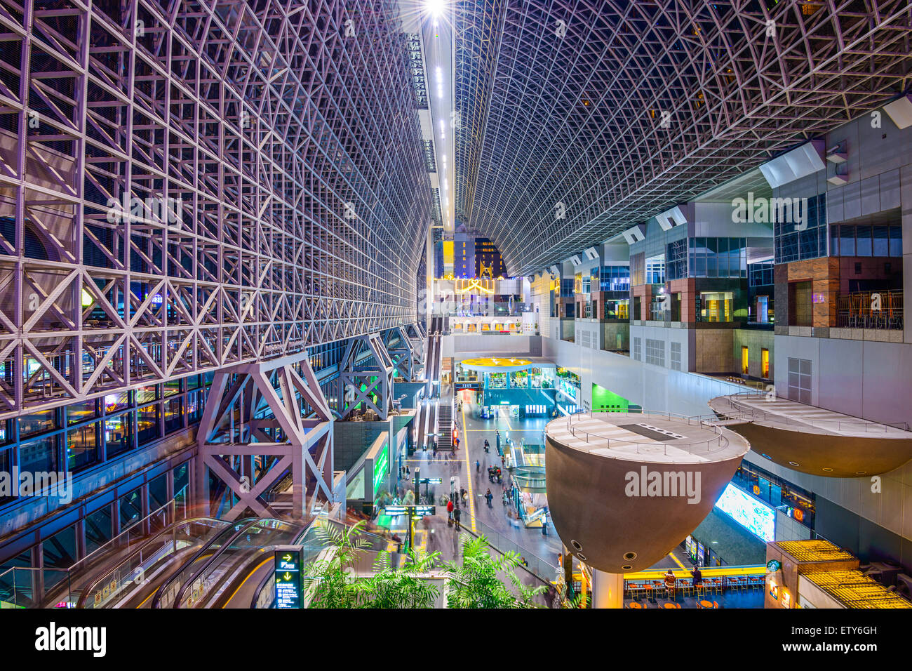 KYOTO - 21 NOVEMBRE 2012 : l'intérieur de la gare de Kyoto. C'est le deuxième plus grand bâtiment de la gare. Banque D'Images
