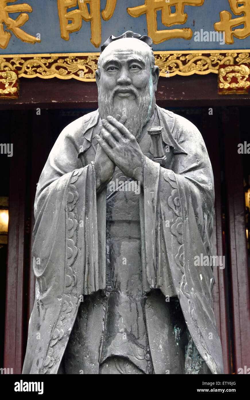 Le Shanghai Wen Miao - Temple de Confucius de Shanghai est un ancien temple ( 700 ans d'histoire ) a été construit pour rendre hommage à Confucius Chine Confucius ( 551-479 BC Chinese professeur, éditeur, homme politique, et philosophe ) Banque D'Images