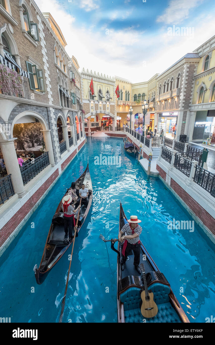 Canal et gondoles sur canal à l'intérieur de l'hôtel Venetian Macao et casino à Macao Chine Banque D'Images