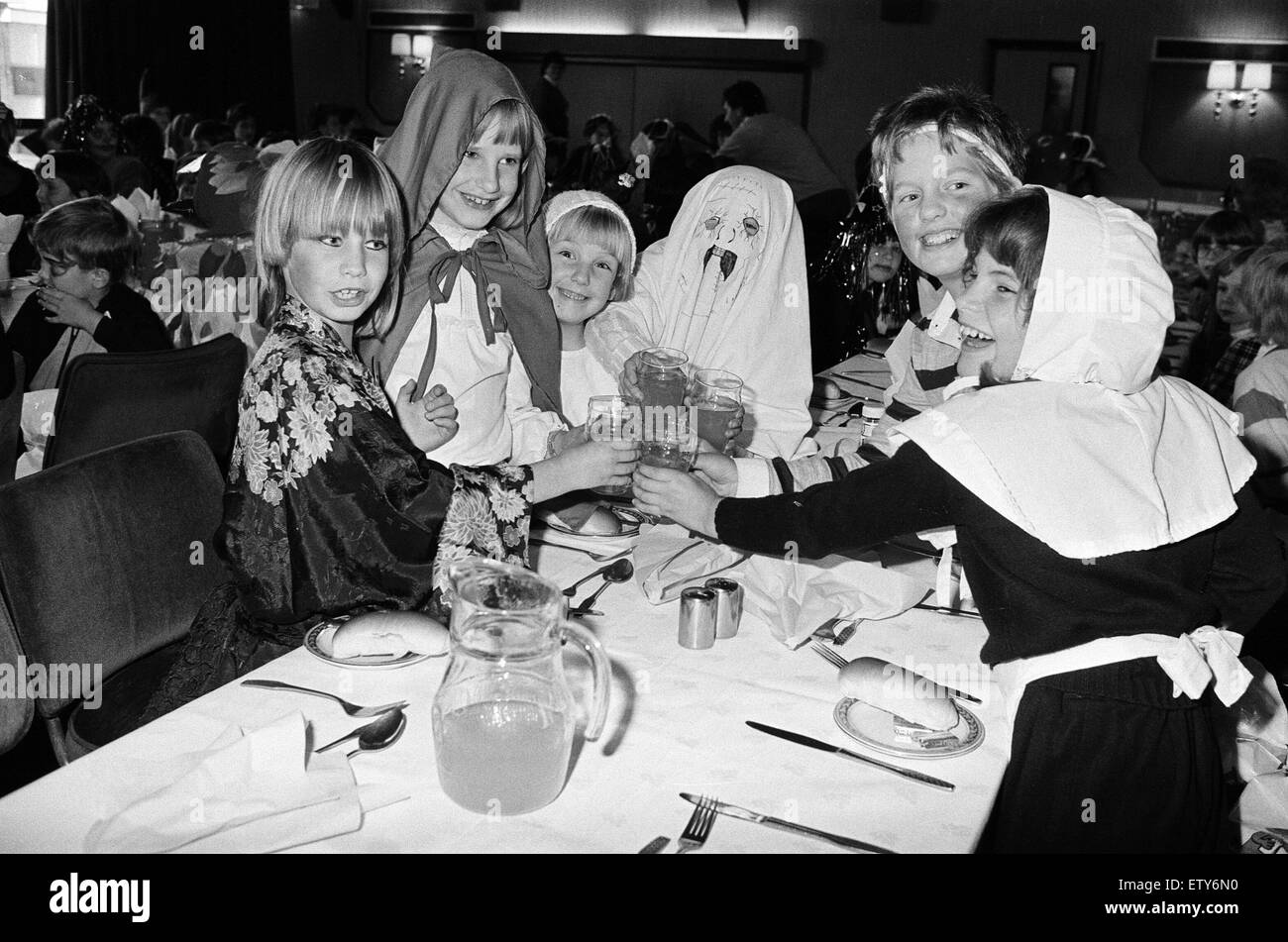 Présentateur de télévision flamboyant Tommy Boyd a obtenu les jeunes de rire de l'examinateur, premier livre Bringe, tenue à l'hôtel de Ladbroke, Ainley Top. Il y avait un après-midi de plaisir et de fête pour les ébats de 250 enfants qui ont participé à l'événement, organisé en c Banque D'Images