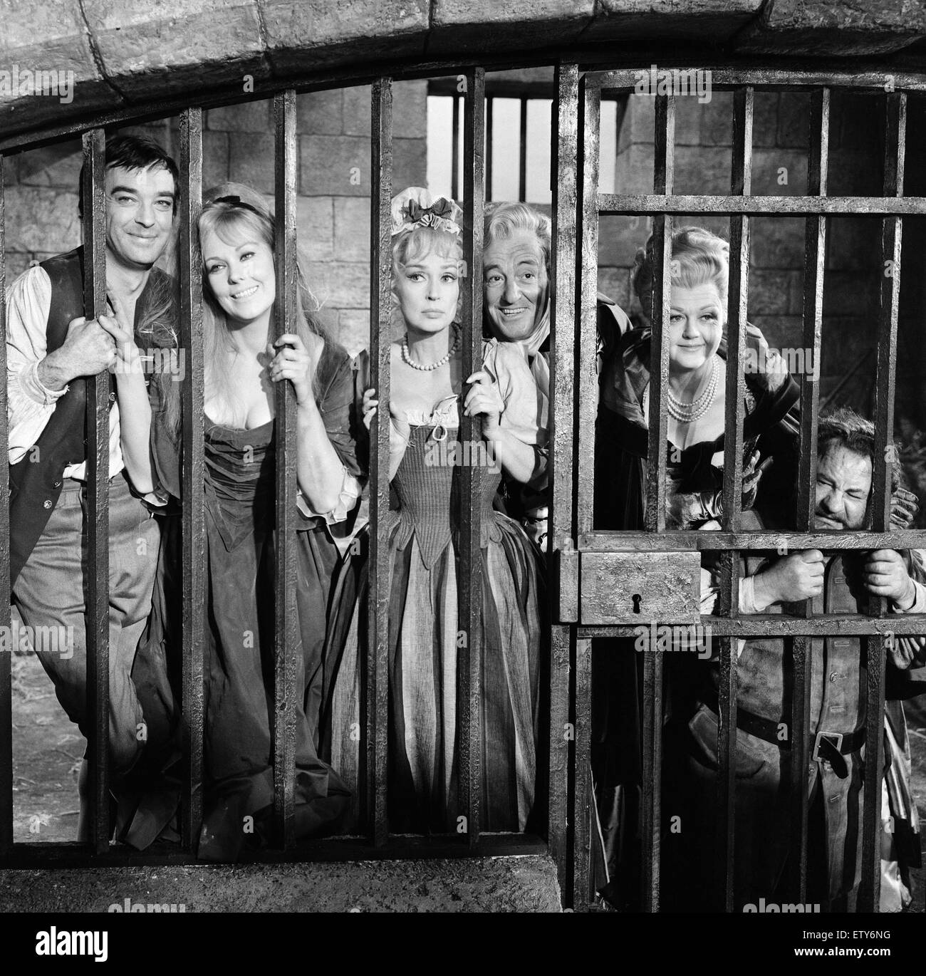 Richard Johnson, Kim Novak, Lilli Palmer, Vittorio De Sica et Angela Lansbury sur l'ensemble de "l'aventures amoureuses de Moll Flanders' filmer une scène situé dans la prison de Newgate, à Shepperton Studios. 11 novembre 1964. Banque D'Images