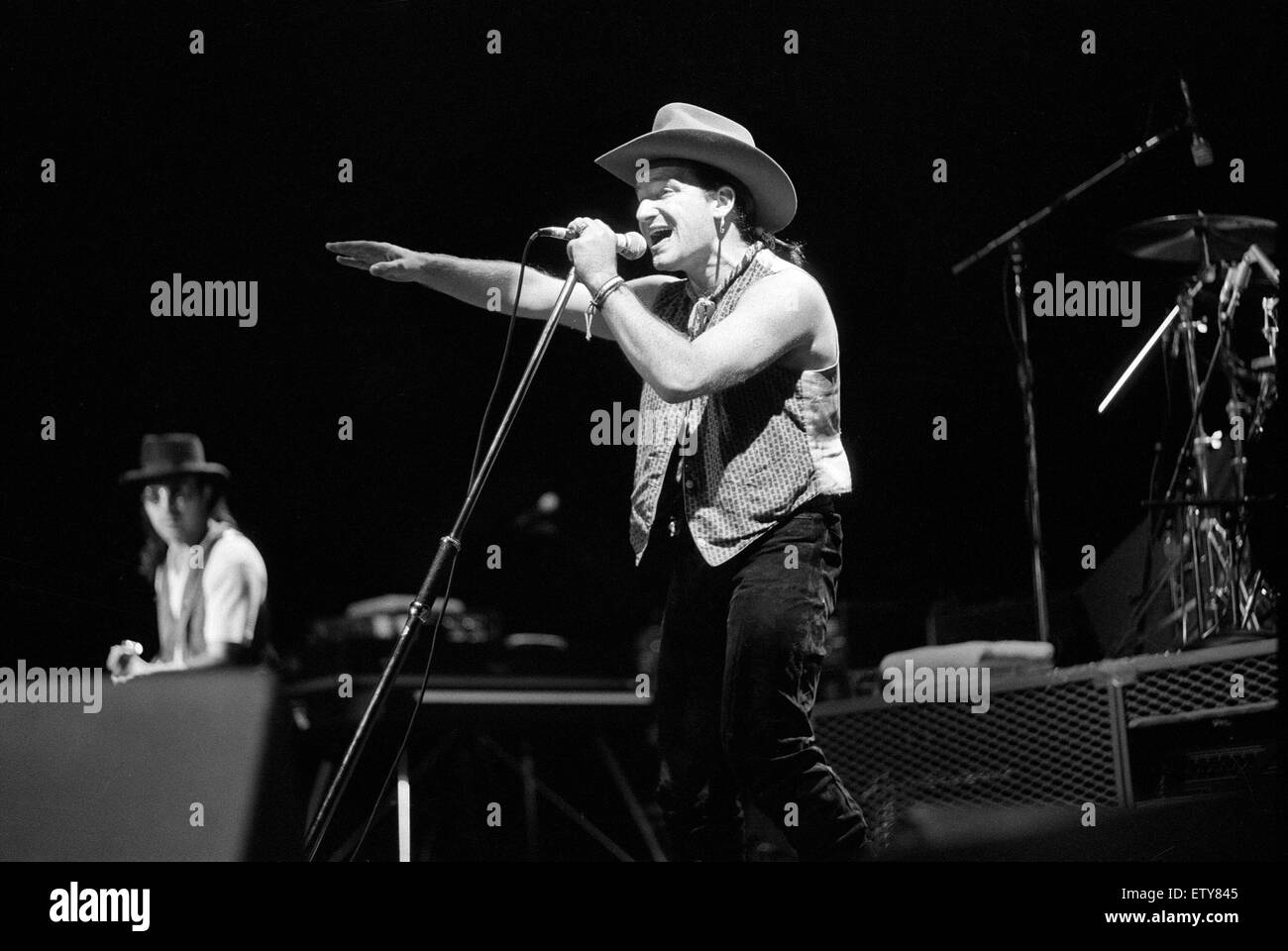 Groupe rock U2 sur scène au National Exhibition Centre à Birmingham. Bono, le chanteur est sur la photo. 3e juin 1987. Banque D'Images