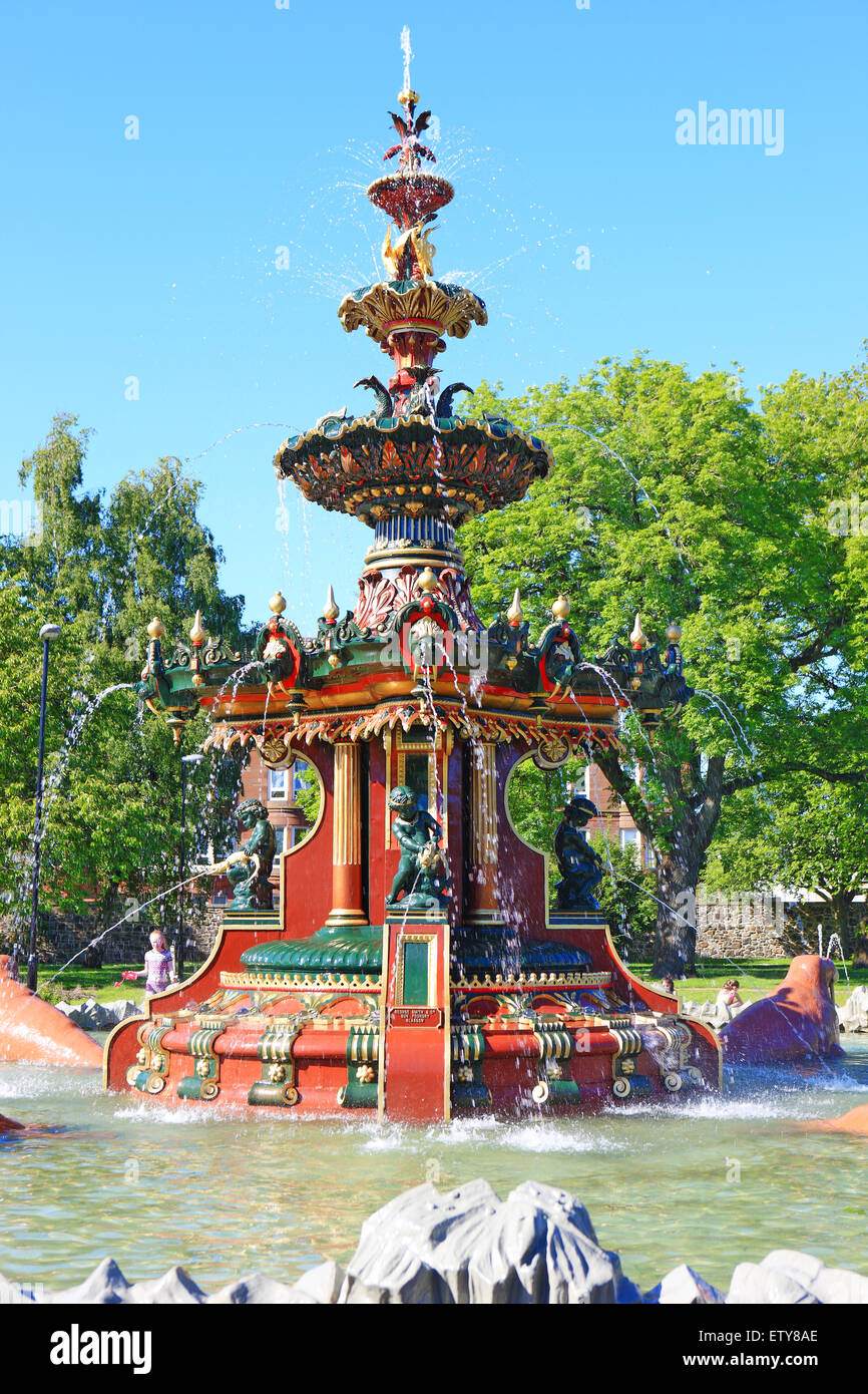 Victorien restauré fontaine dans les jardins de la fontaine à Paisley Renfrewshire Scotland Banque D'Images