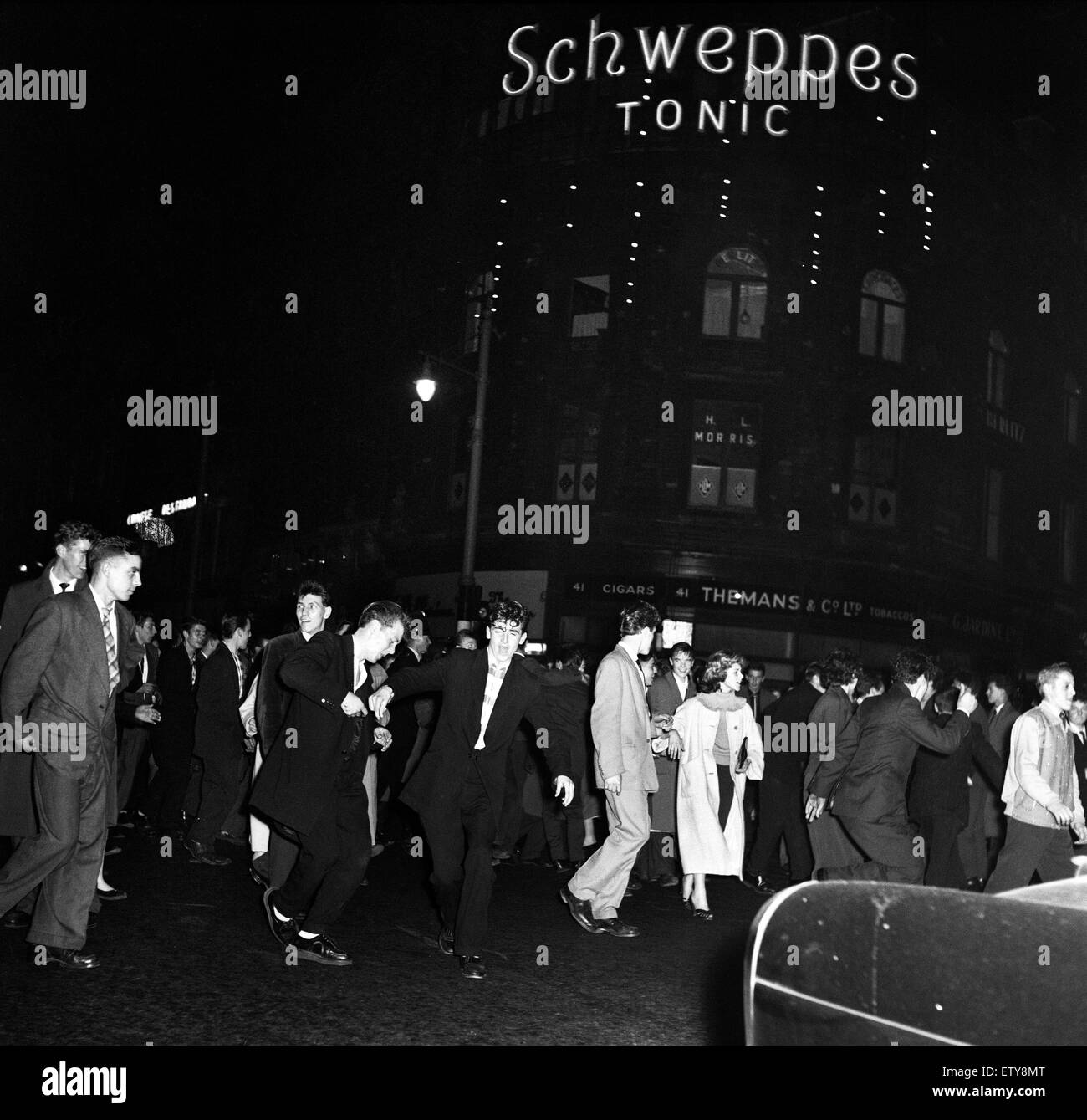 Après avoir regardé le film Rock autour de l'horloge à un cinéma de la ville, certains jeunes enthousiastes ont été arrêtés lorsqu'ils ont commencé à l'émeute autour de la ville. Septembre 1956. Banque D'Images