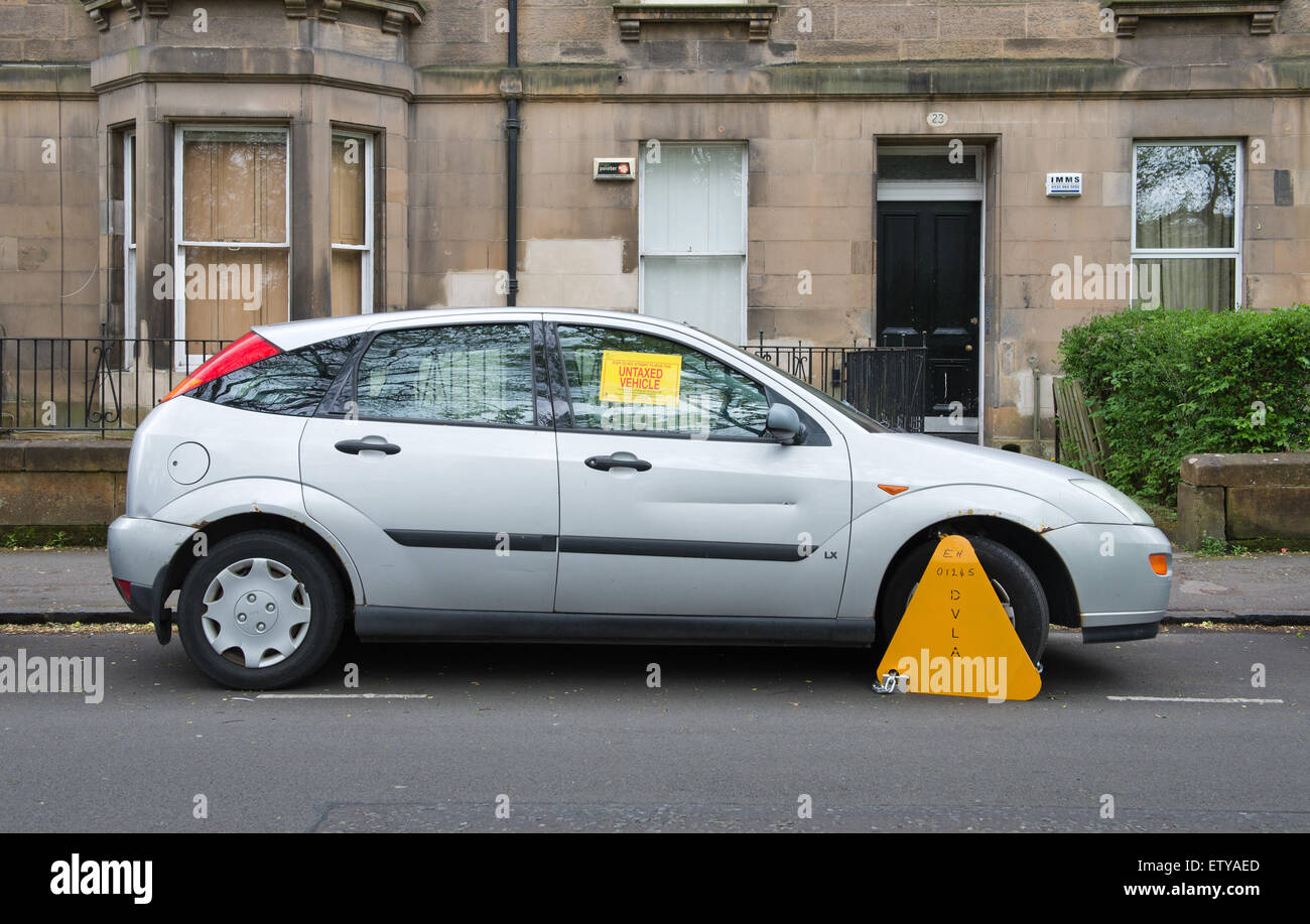 Collier de roue sur un véhicule non taxés ( Ford ) à Édimbourg, en Écosse. photo par Alex Hewitt Banque D'Images