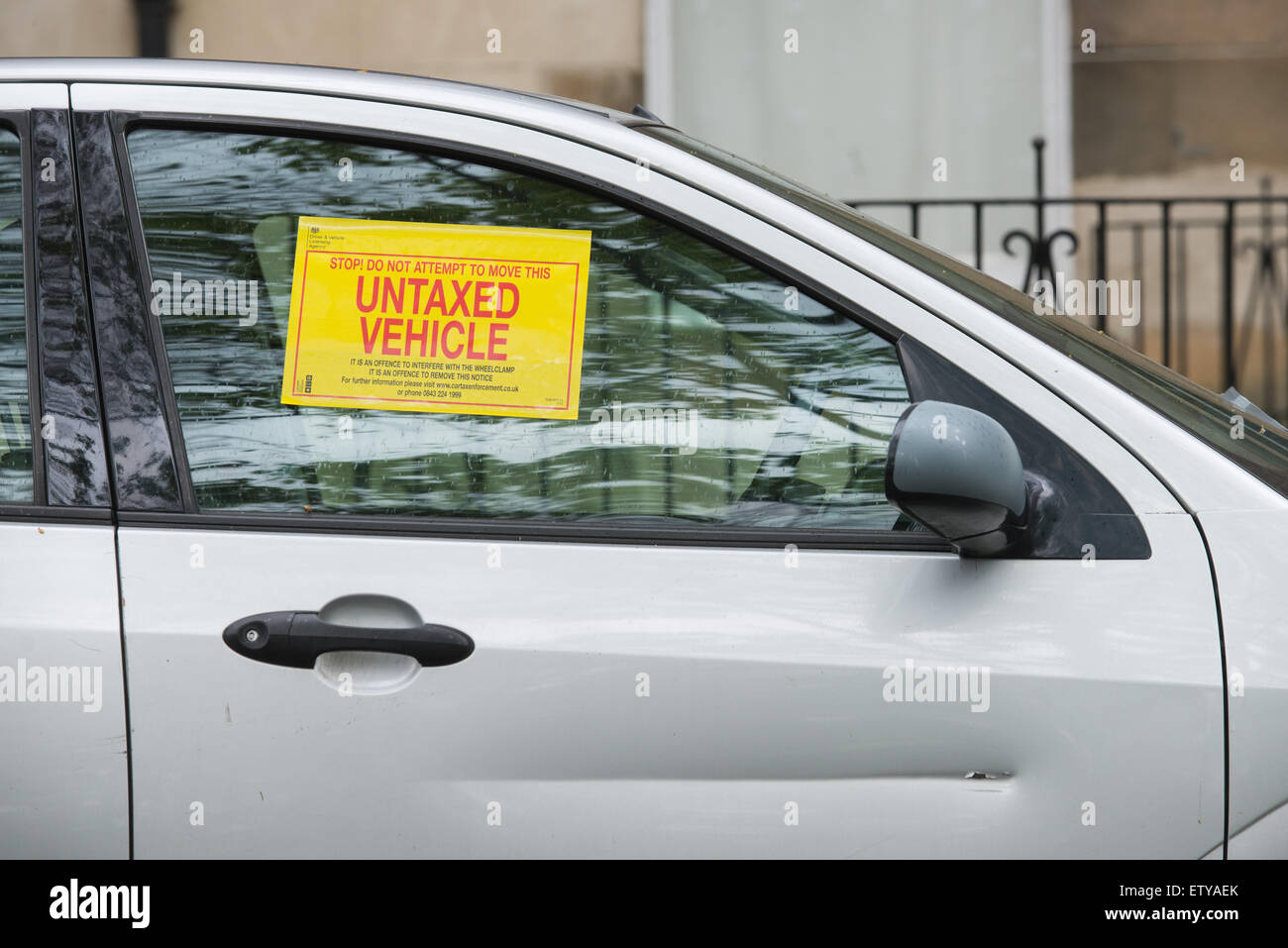 Autocollant véhicule non taxés sur la fenêtre d'une Ford Focus d'argent à Édimbourg, en Écosse. photo par Alex Hewitt Banque D'Images