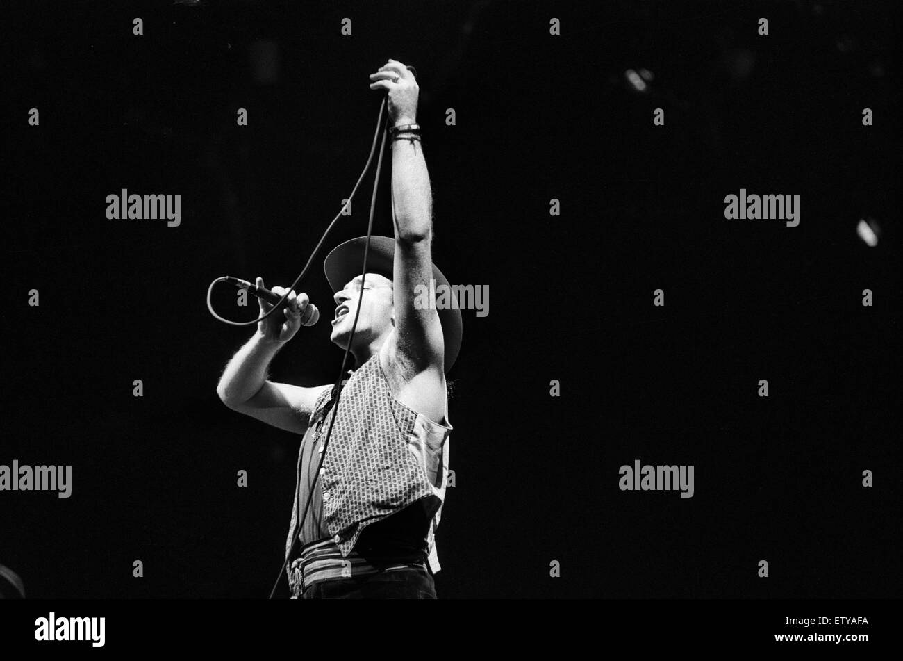 Groupe rock U2 sur scène au National Exhibition Centre à Birmingham. Bono, le chanteur est sur la photo. 3e juin 1987. Banque D'Images