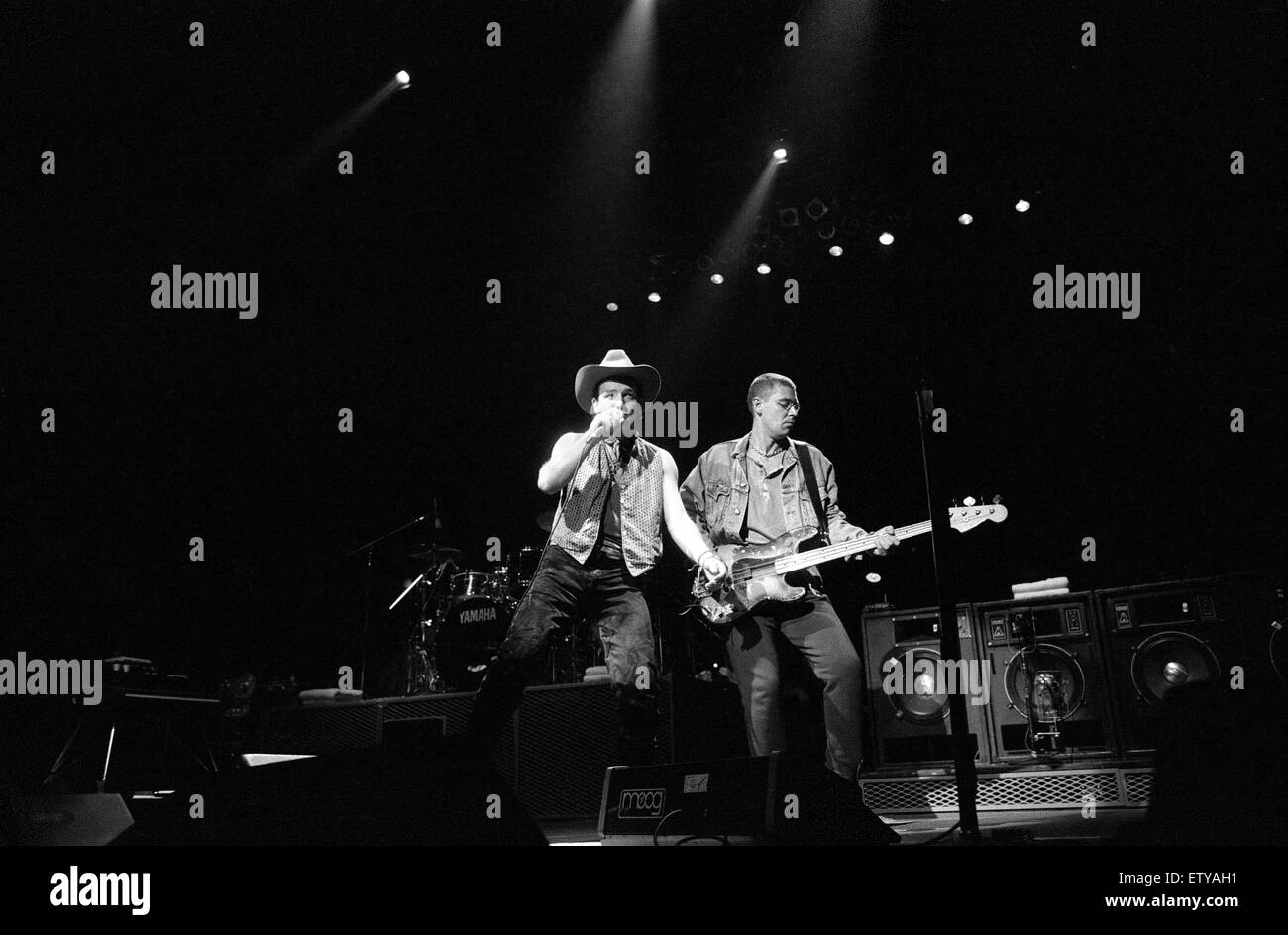 Groupe rock U2 sur scène au National Exhibition Centre à Birmingham. Bono, le chanteur est représenté avec le bassiste Adam Clayton. 3e juin 1987. Banque D'Images